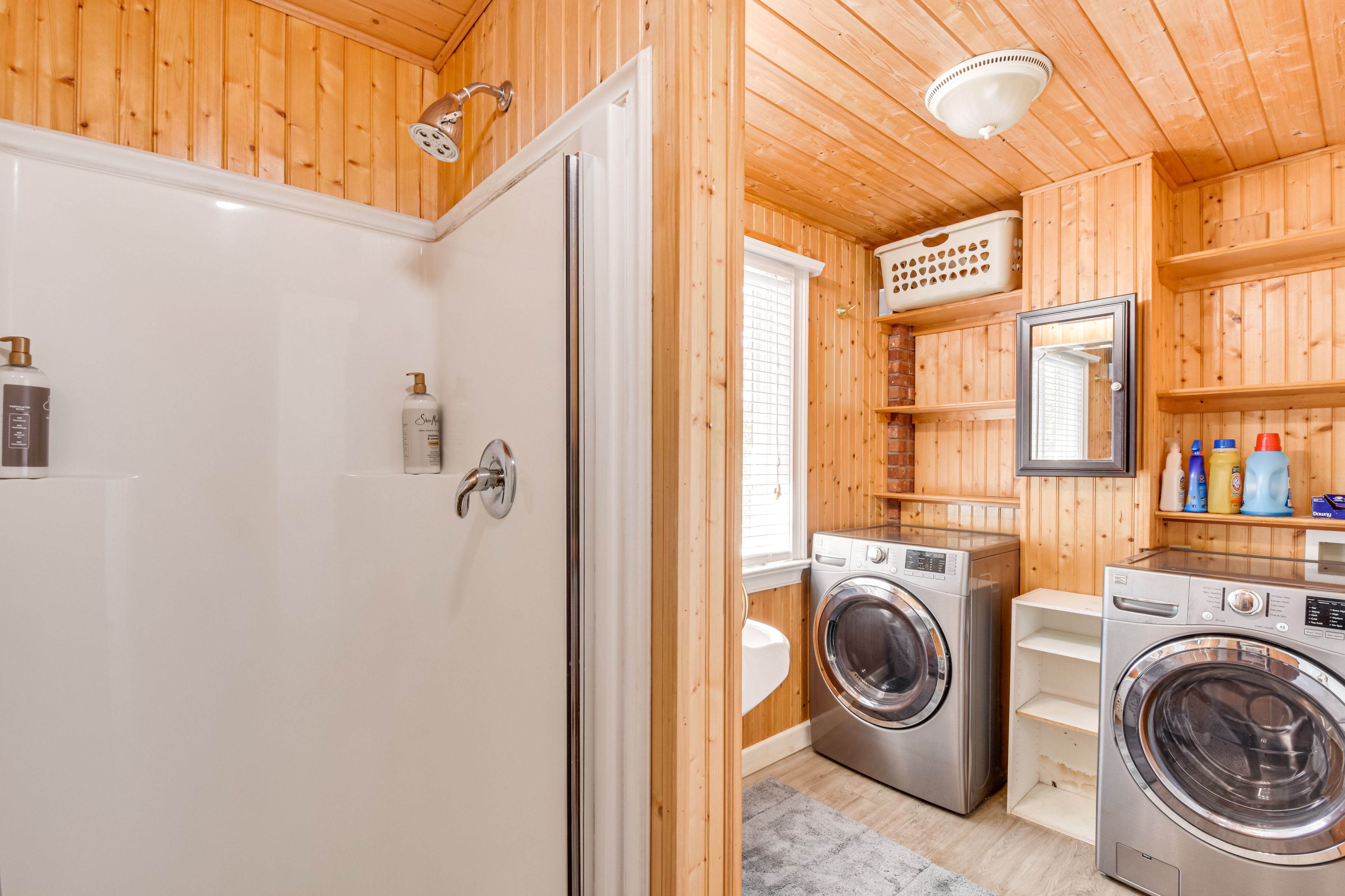 Full Bathroom | Washer/Dryer | 1st Floor