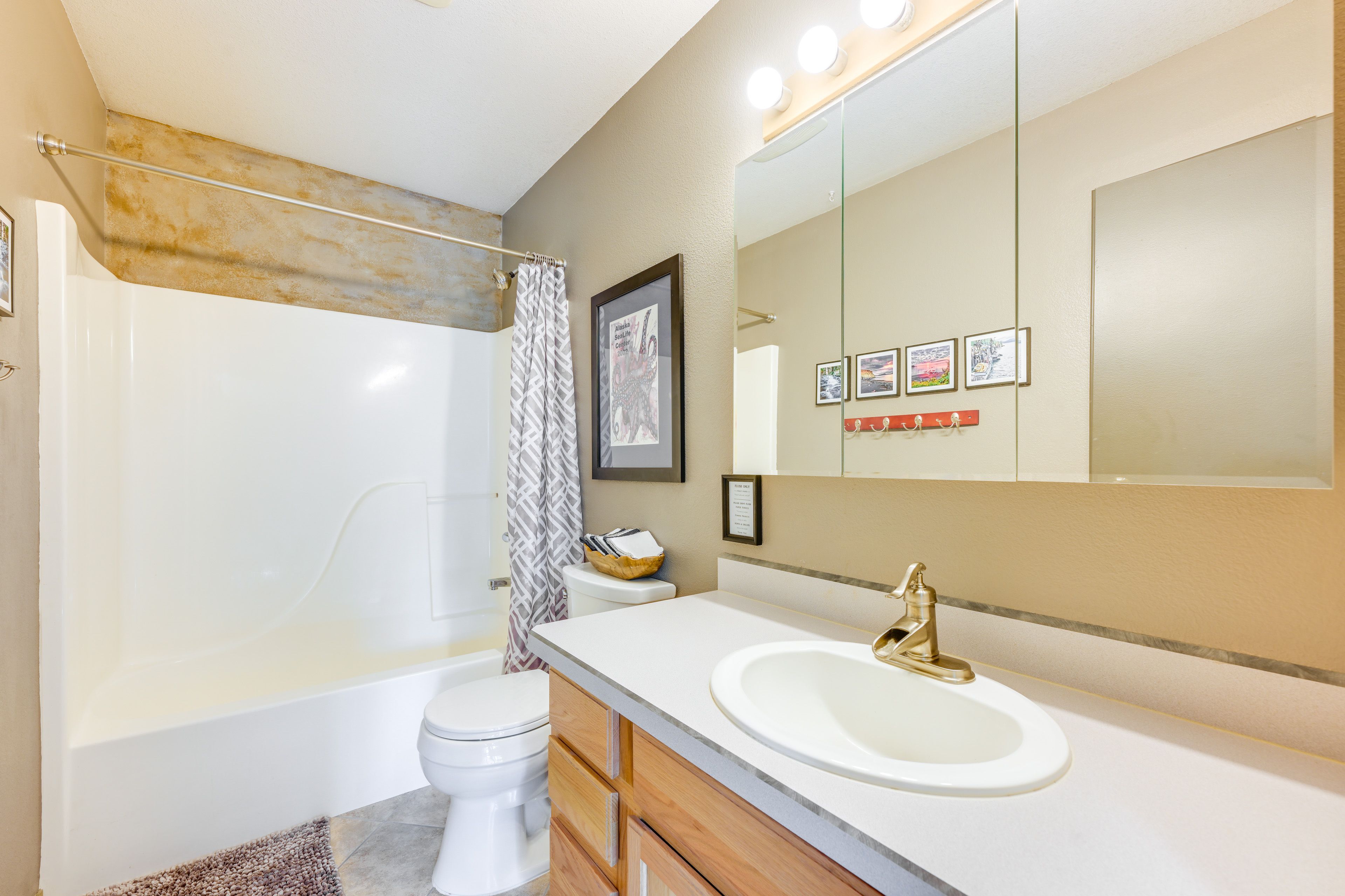 Full Bathroom | Complimentary Toiletries