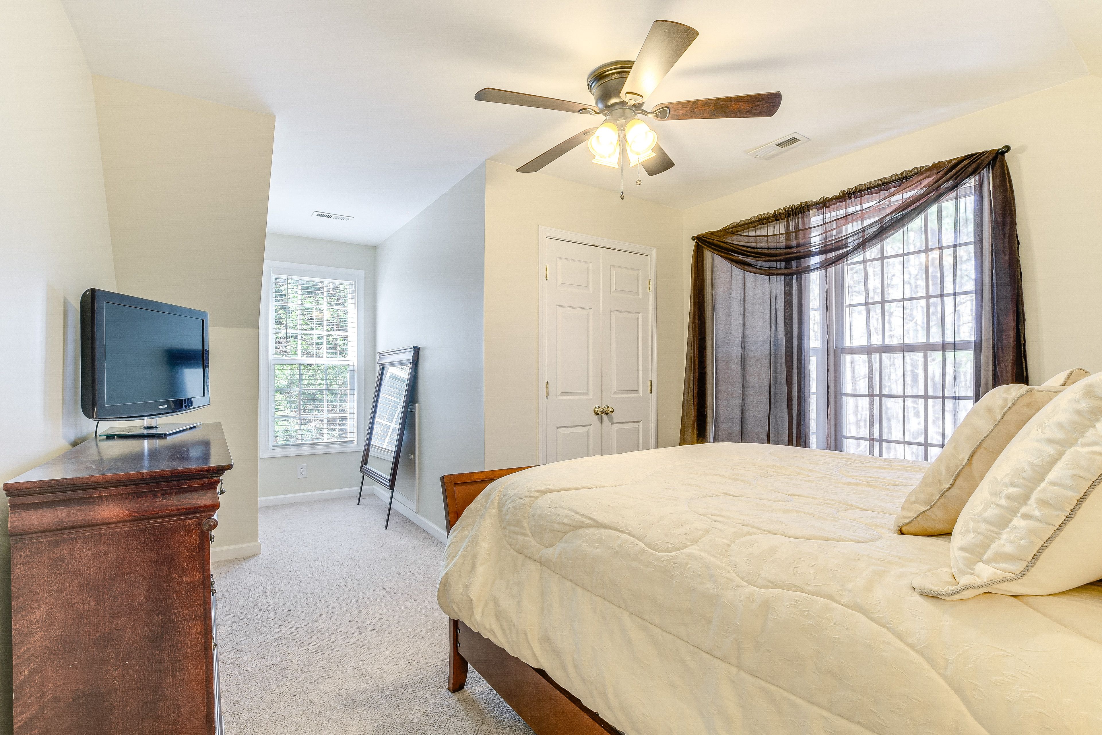 Bedroom | Queen Bed | Linens Provided | Flat-Screen TV