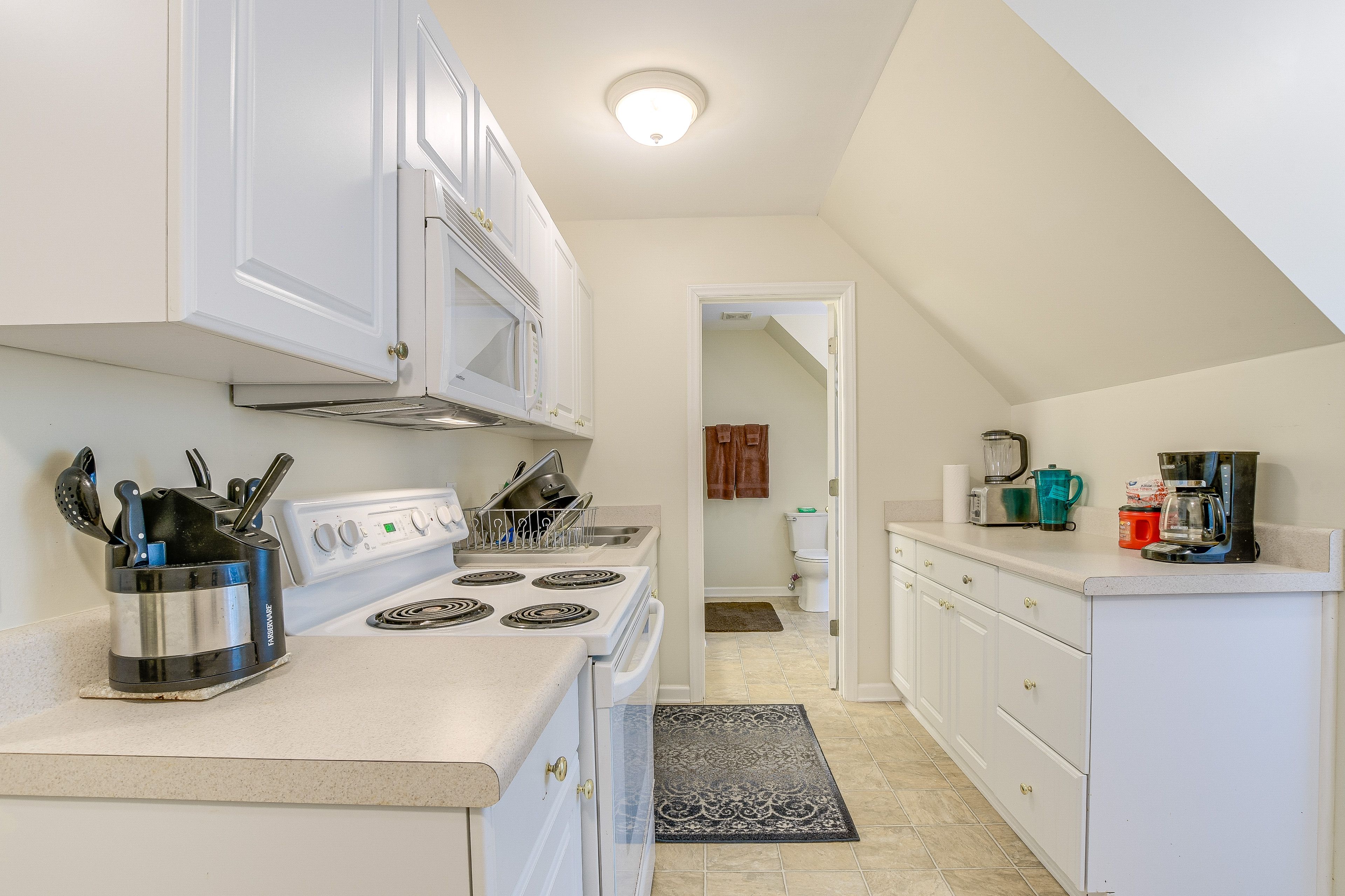 Kitchen | Cooking Basics | Drip Coffee Maker | Blender | Microwave | Free WiFi