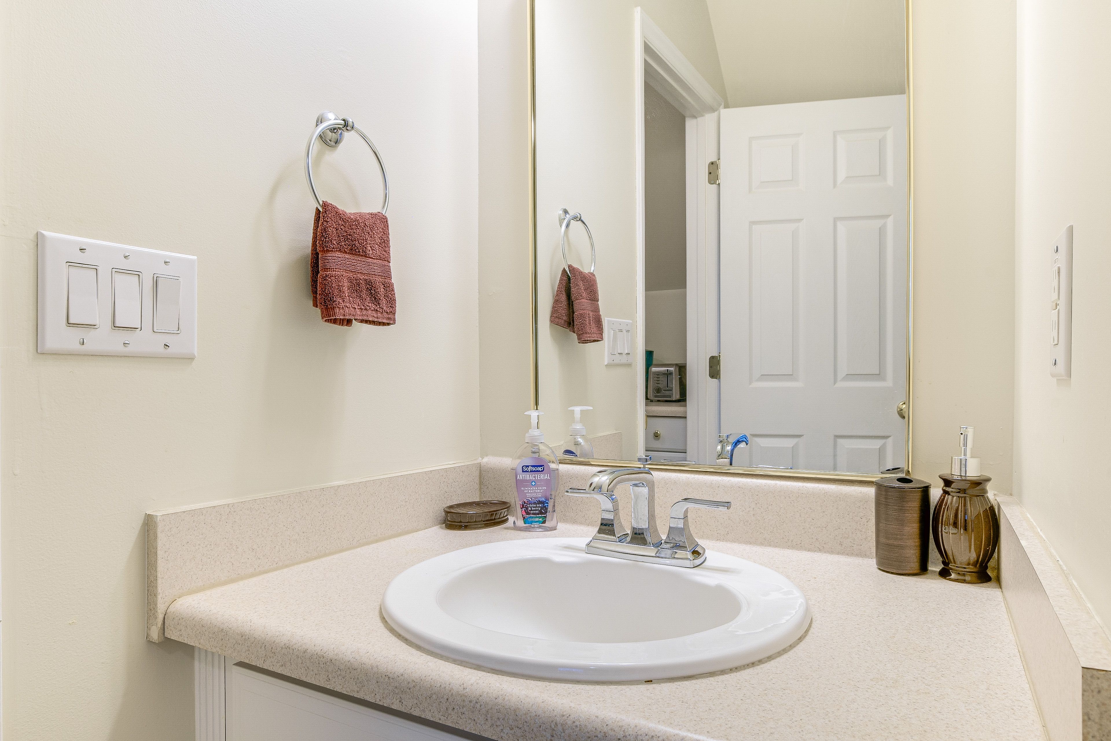 Full Bathroom | Towels Provided