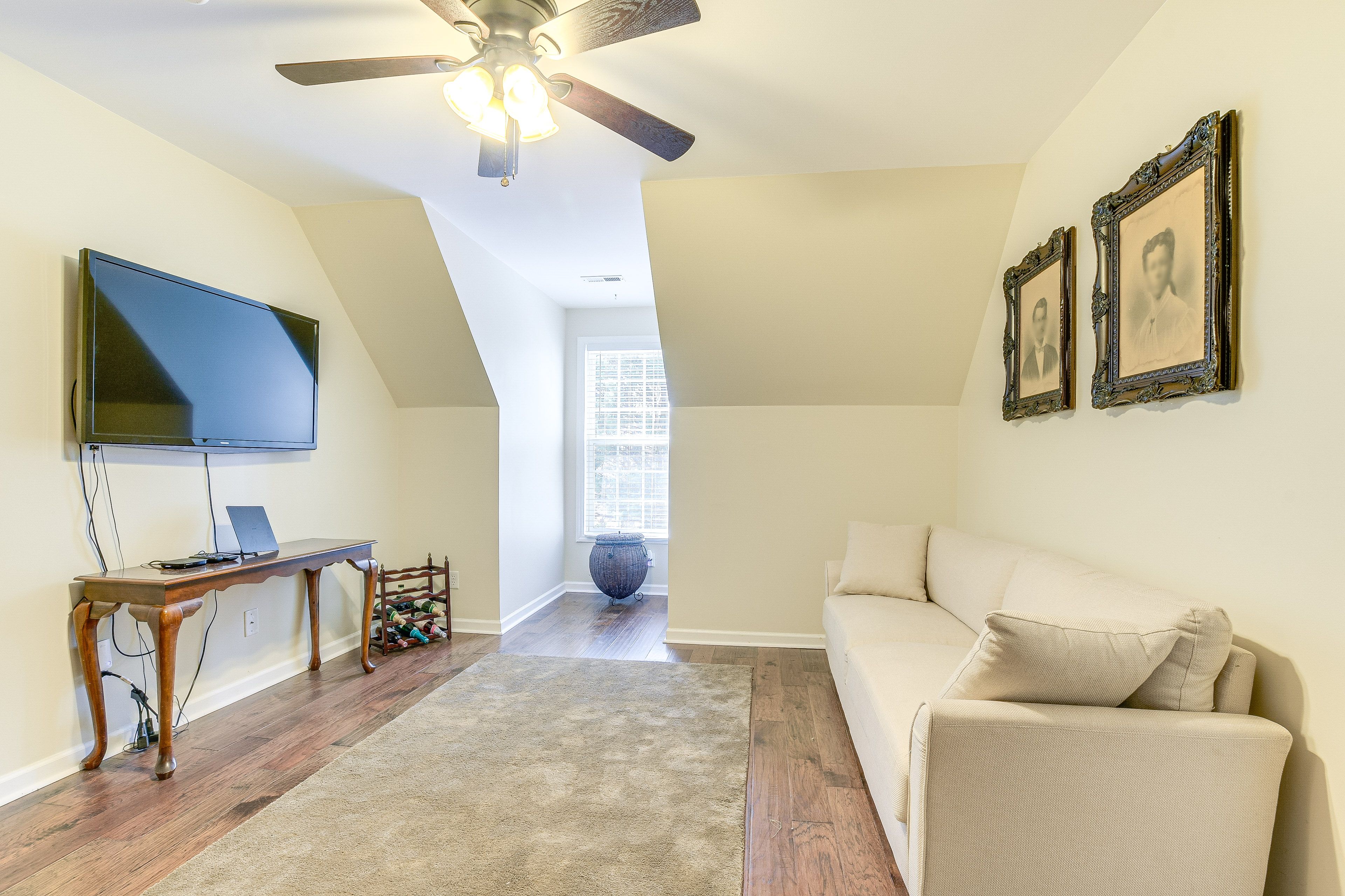 Living Room | Flat-Screen TV | Central/Electric Heating & A/C