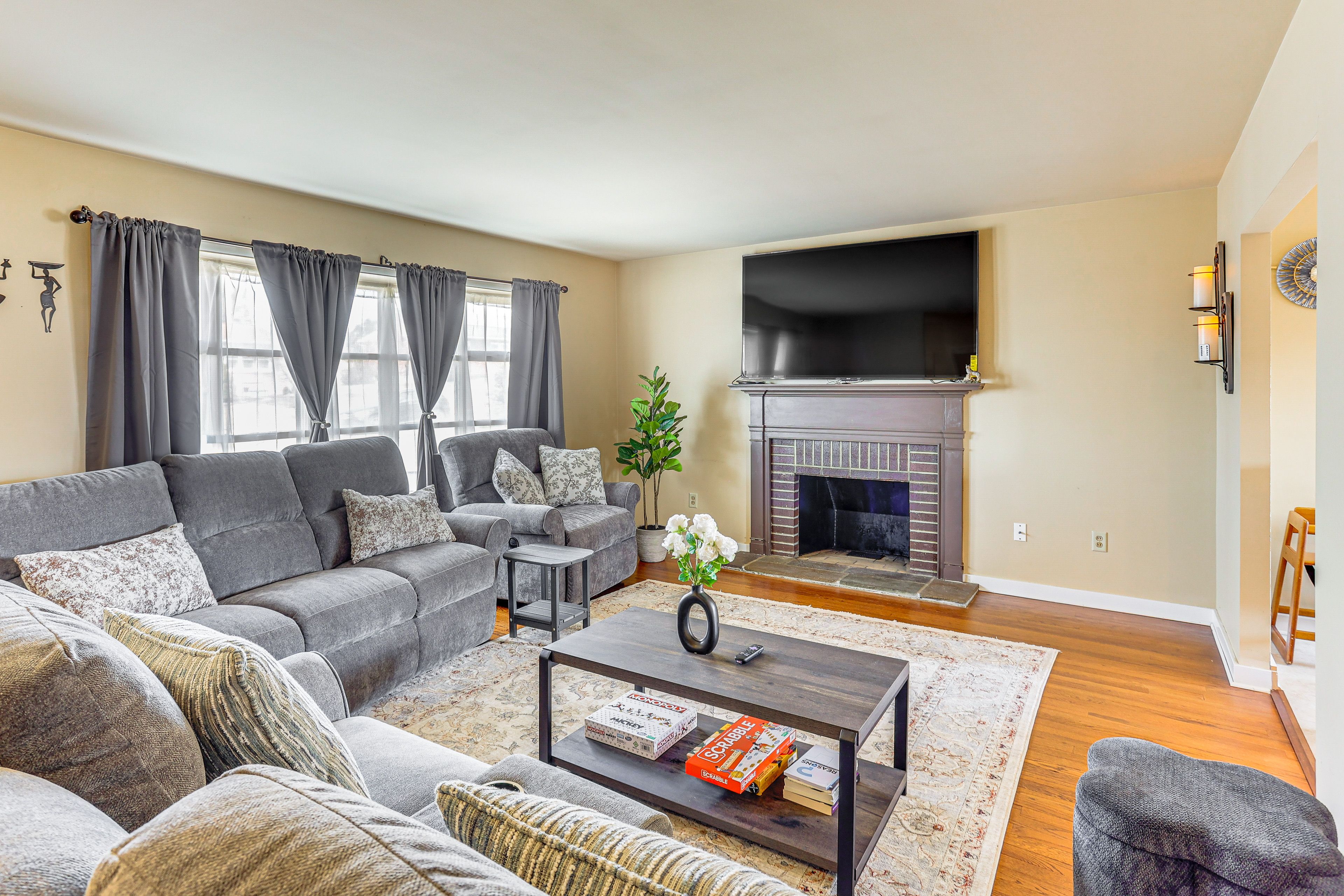 Living Room | 1st Floor | Free WiFi | Central A/C & Heat