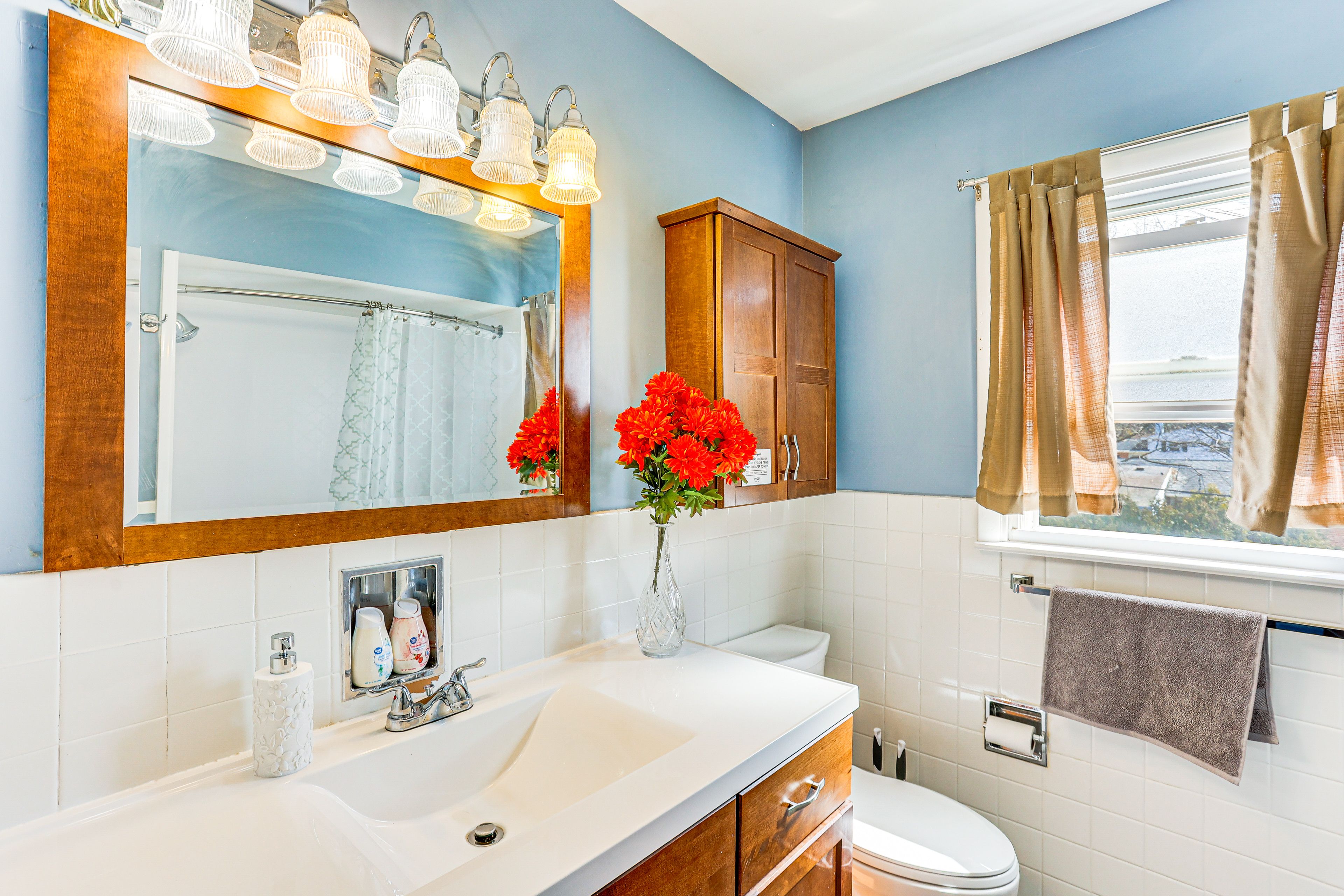 Full Bathroom | 2nd Floor | Towels Provided