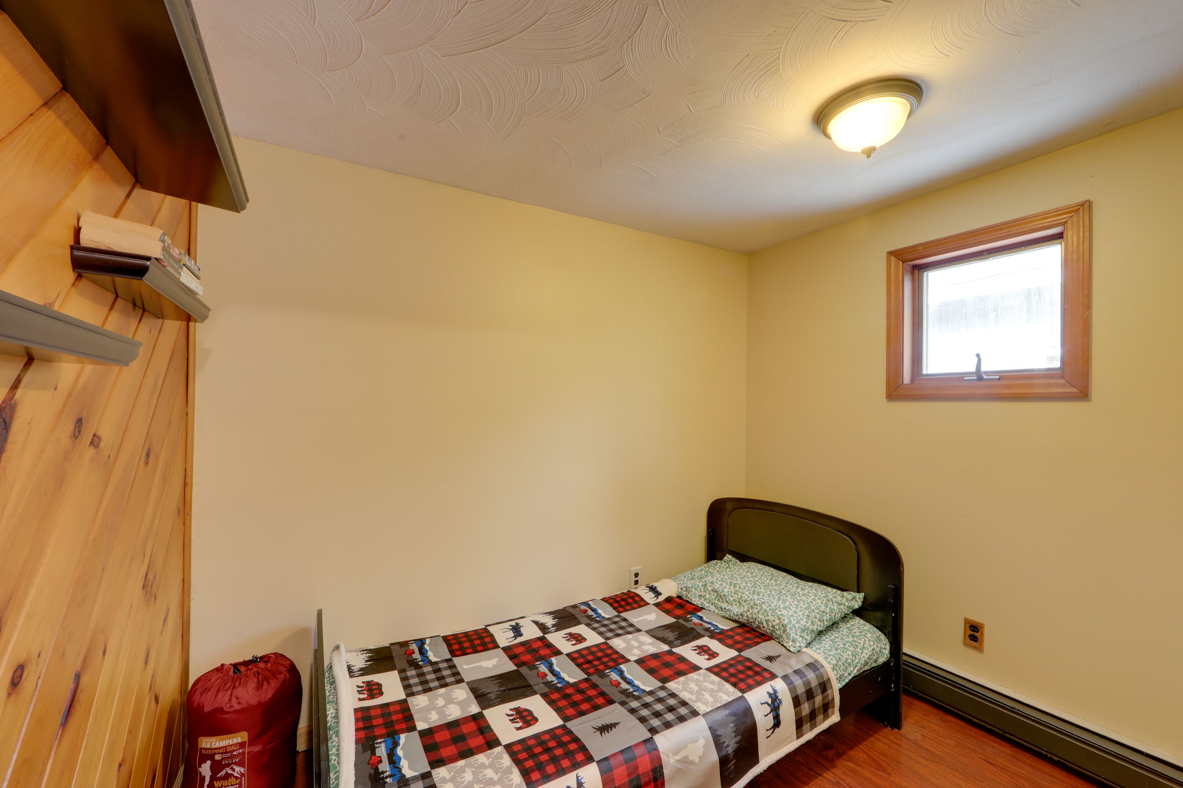 Bedroom 1 | Twin Bed | 1st Floor