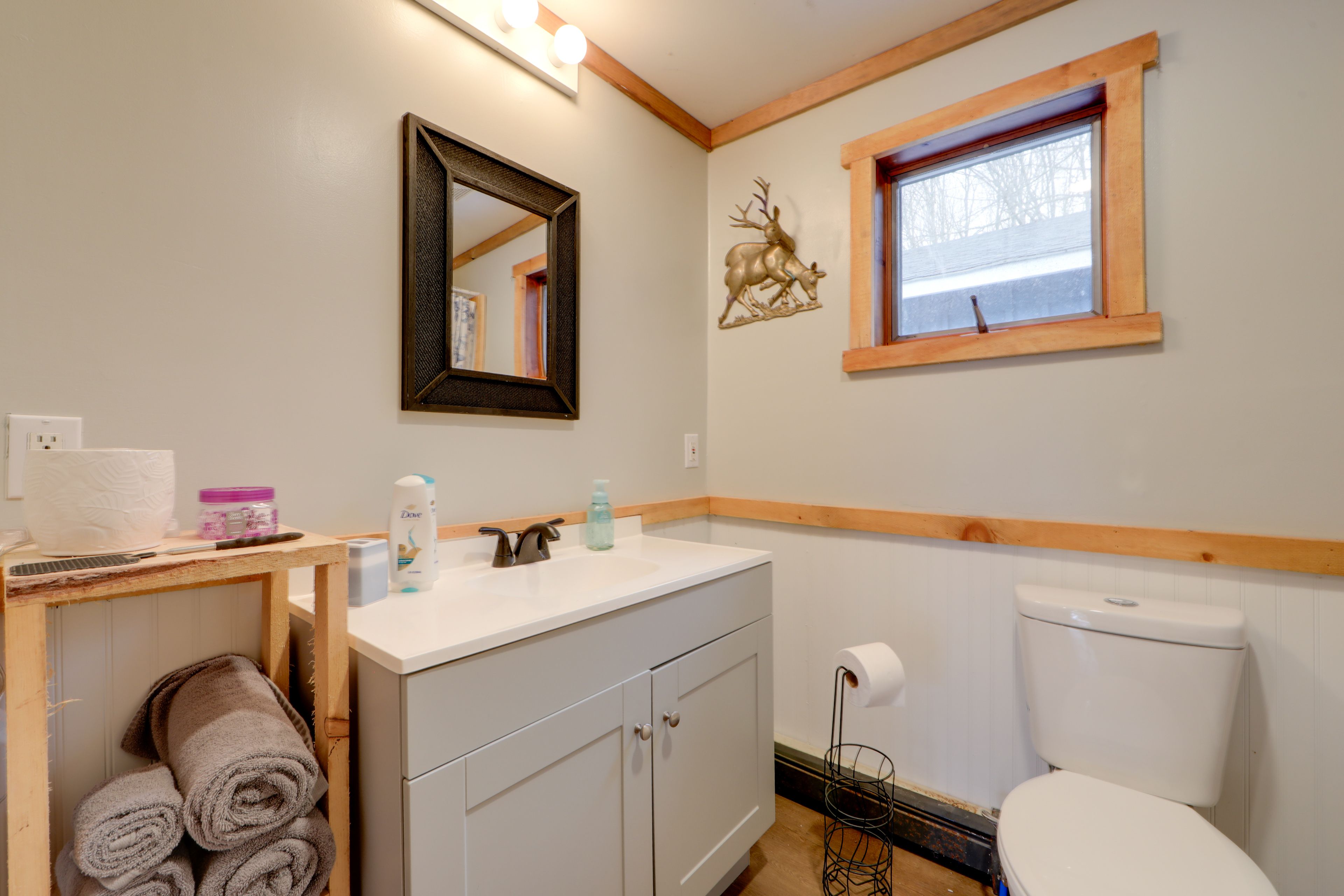 Full Bathroom | Towels Provided | 1st Floor
