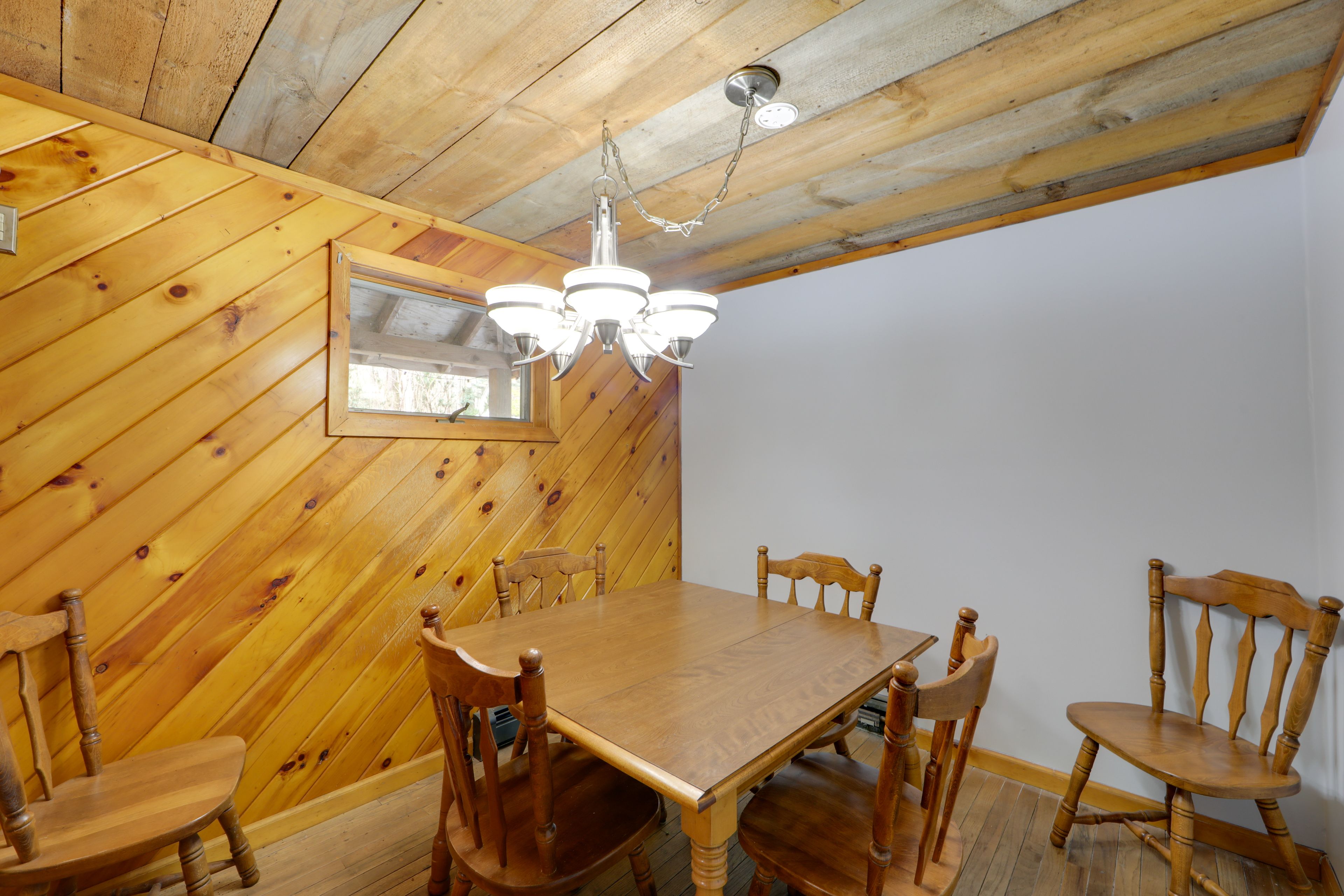Dining Area | Dishware/Flatware | 1st Floor