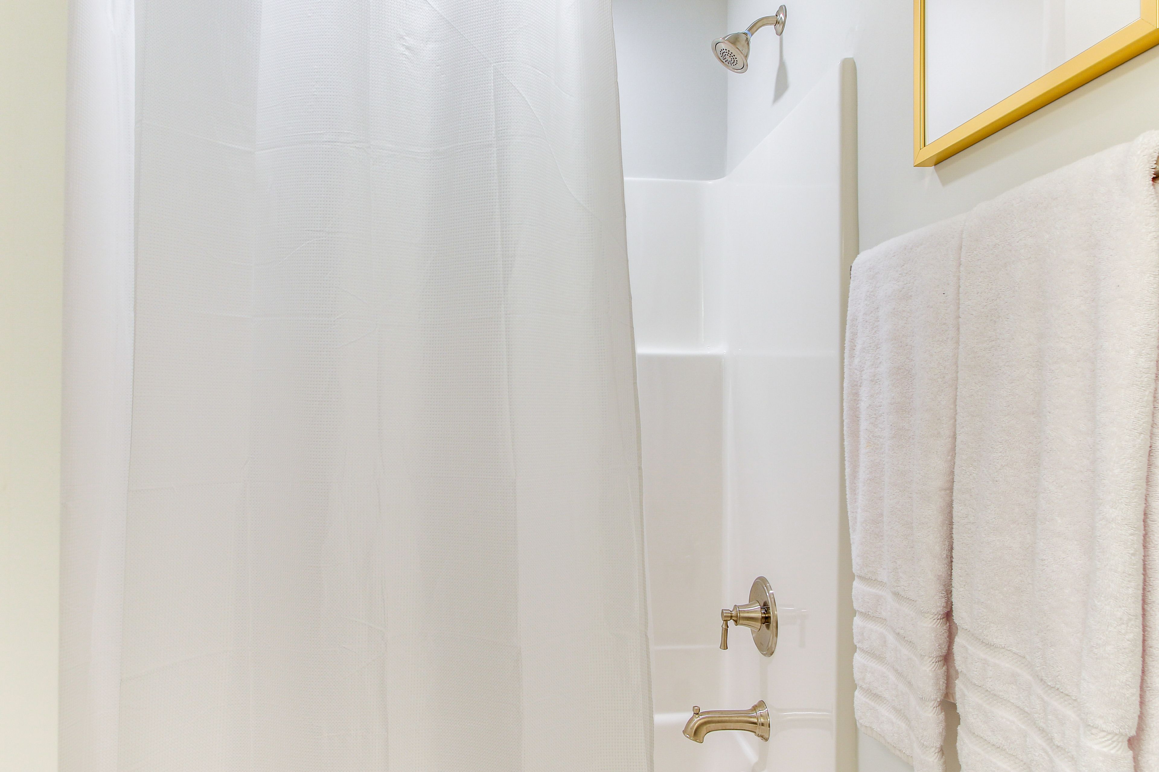 Full Bathroom | 2nd Floor | Shower/Tub Combo