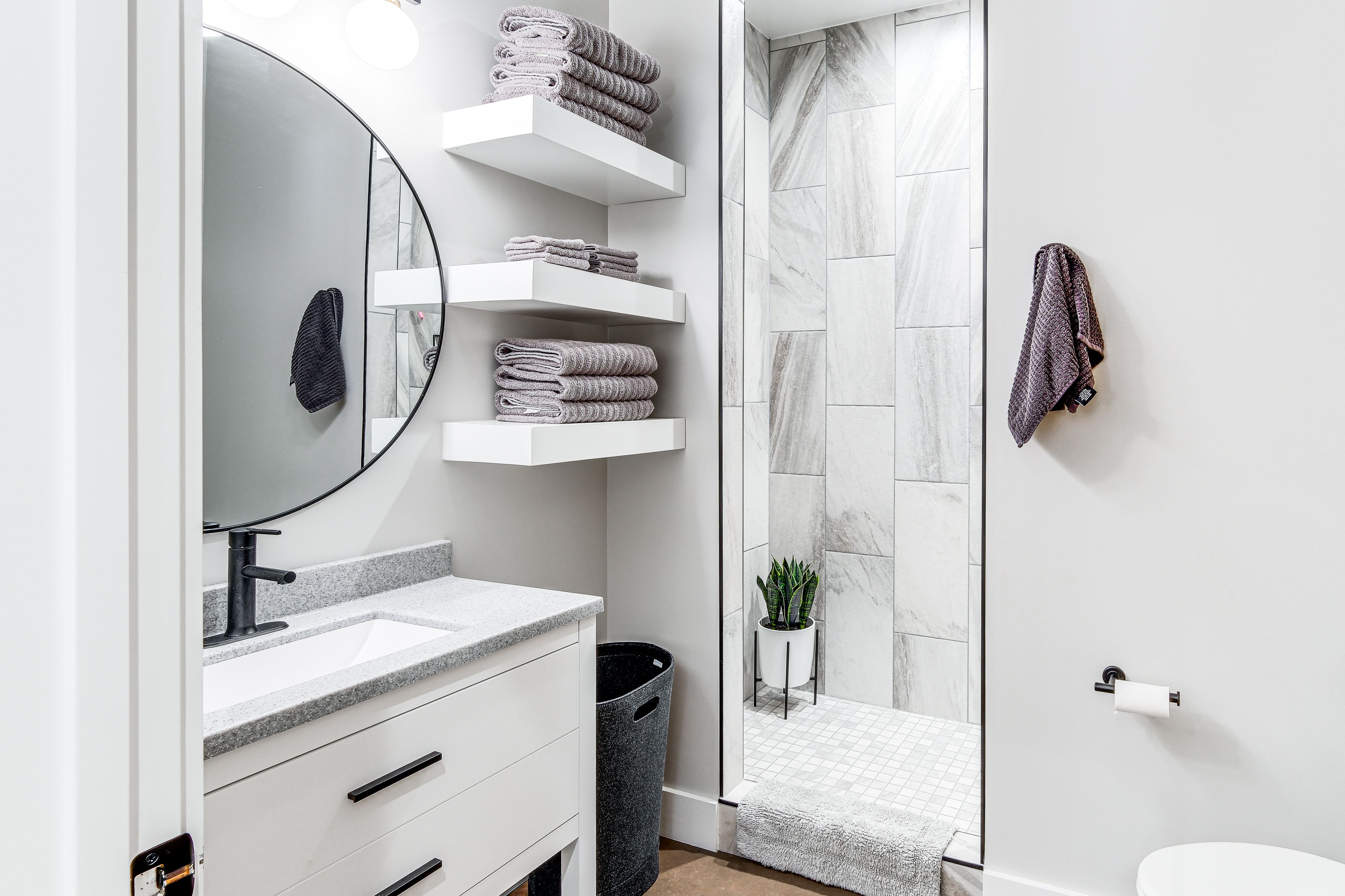 Full Bathroom | Towels Provided