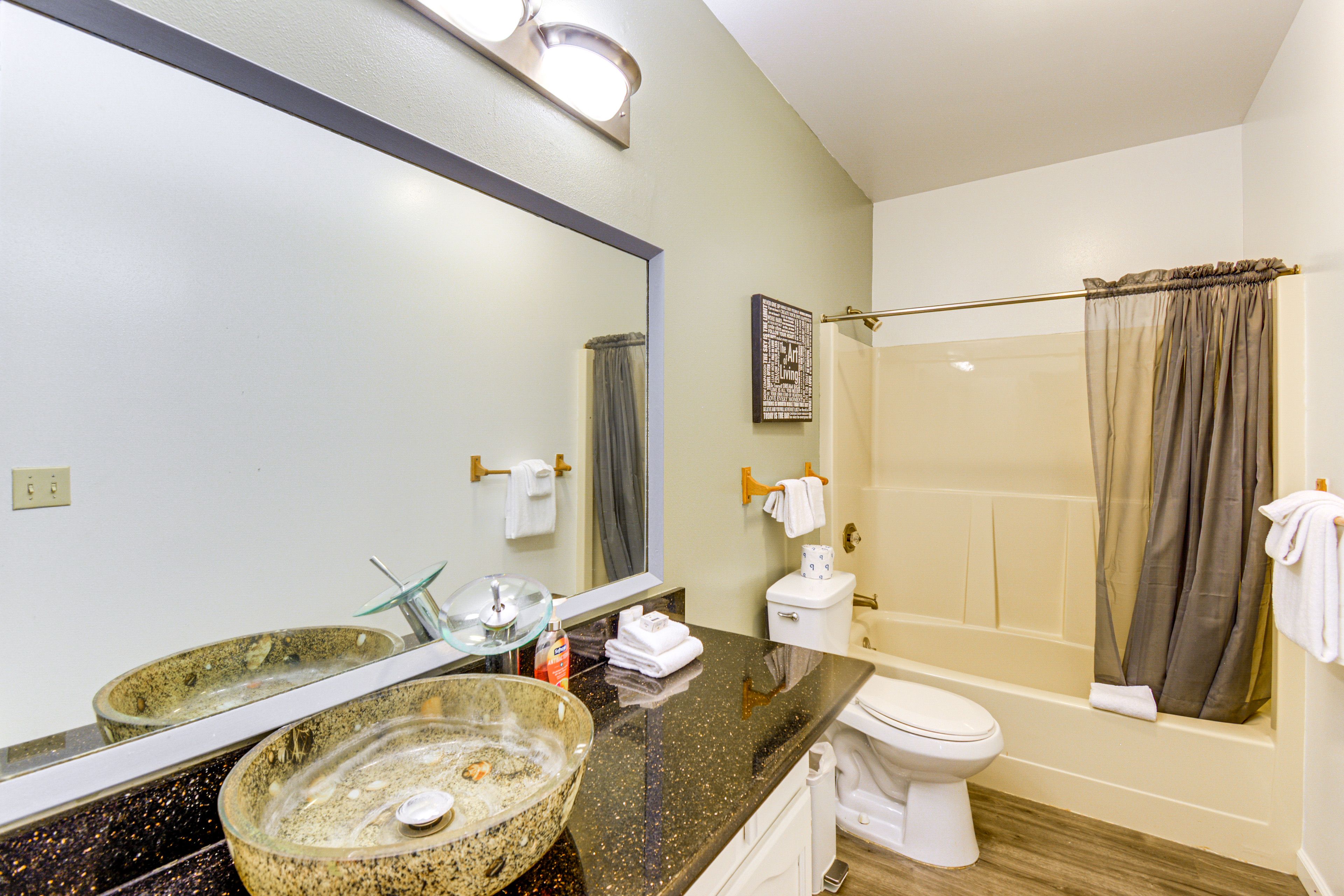 Full Bathroom | Towels Provided