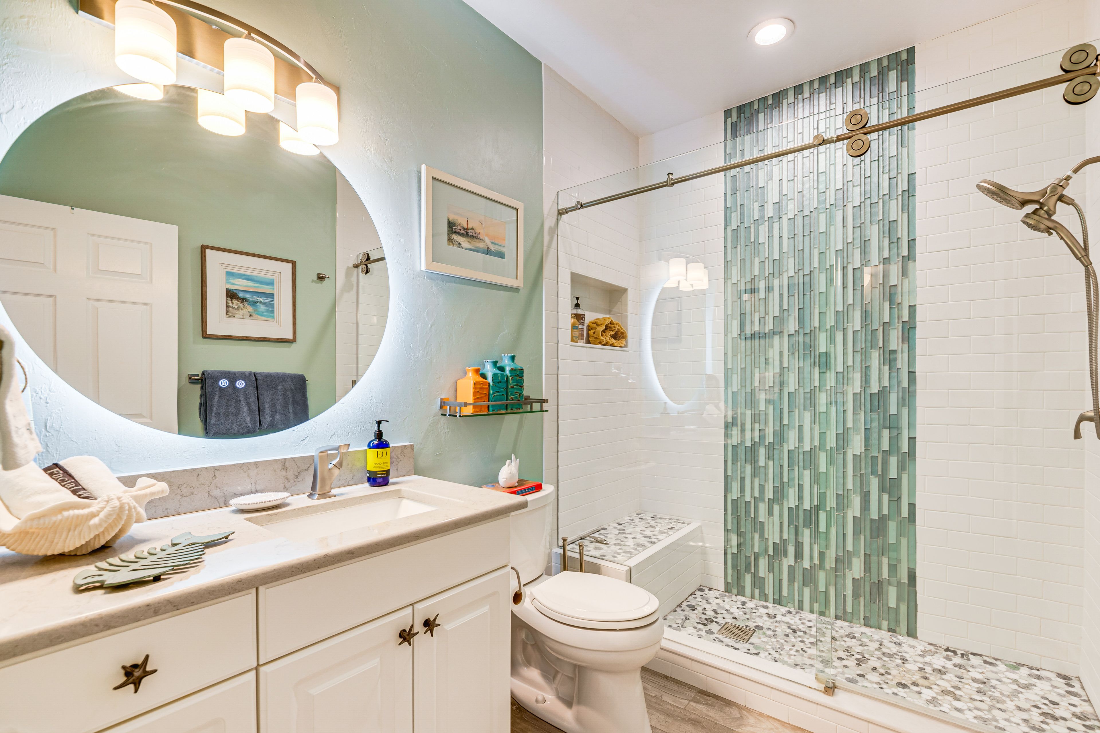 Full Bathroom | Towels Provided | 3rd Floor