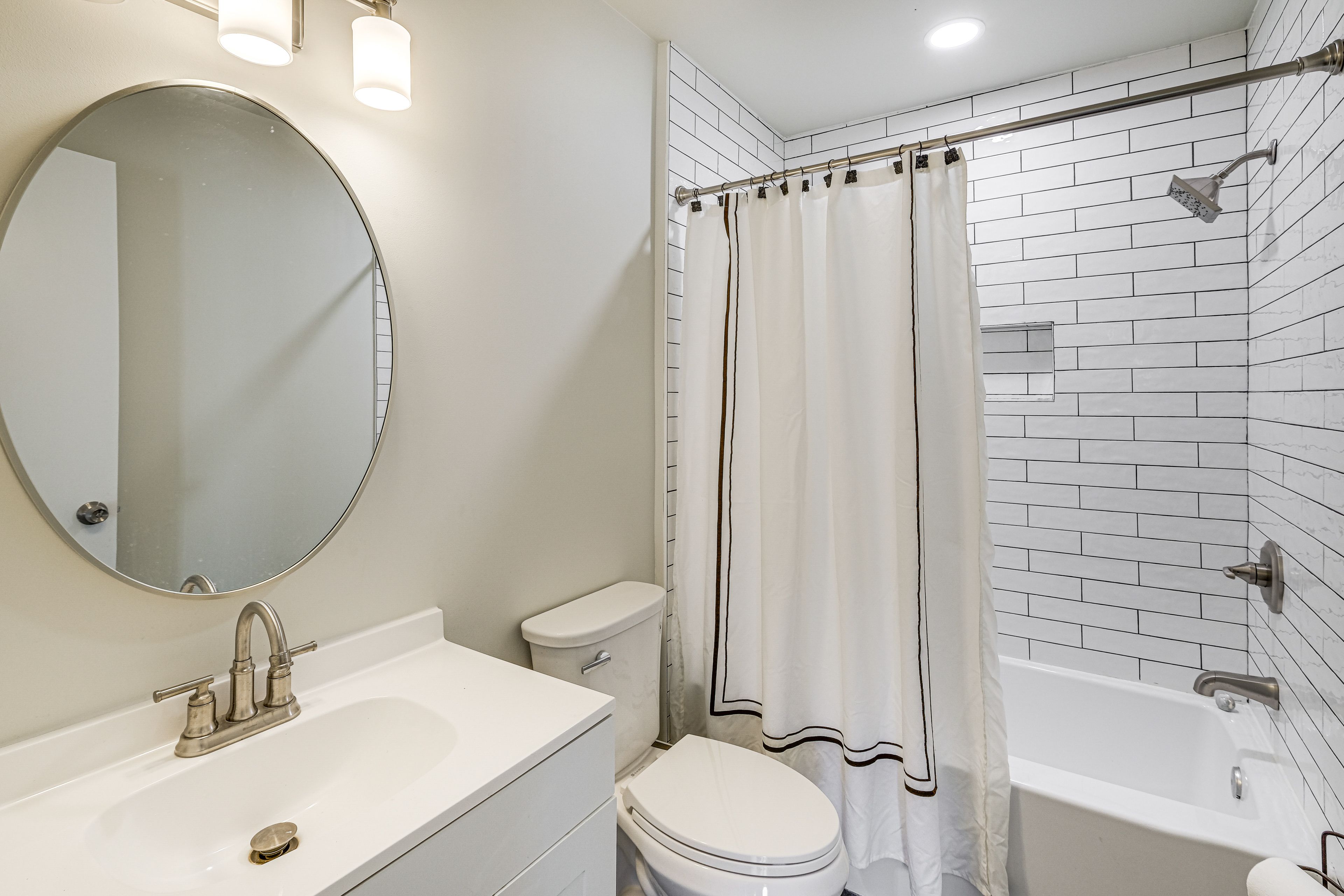 Full Bathroom | Towels Provided