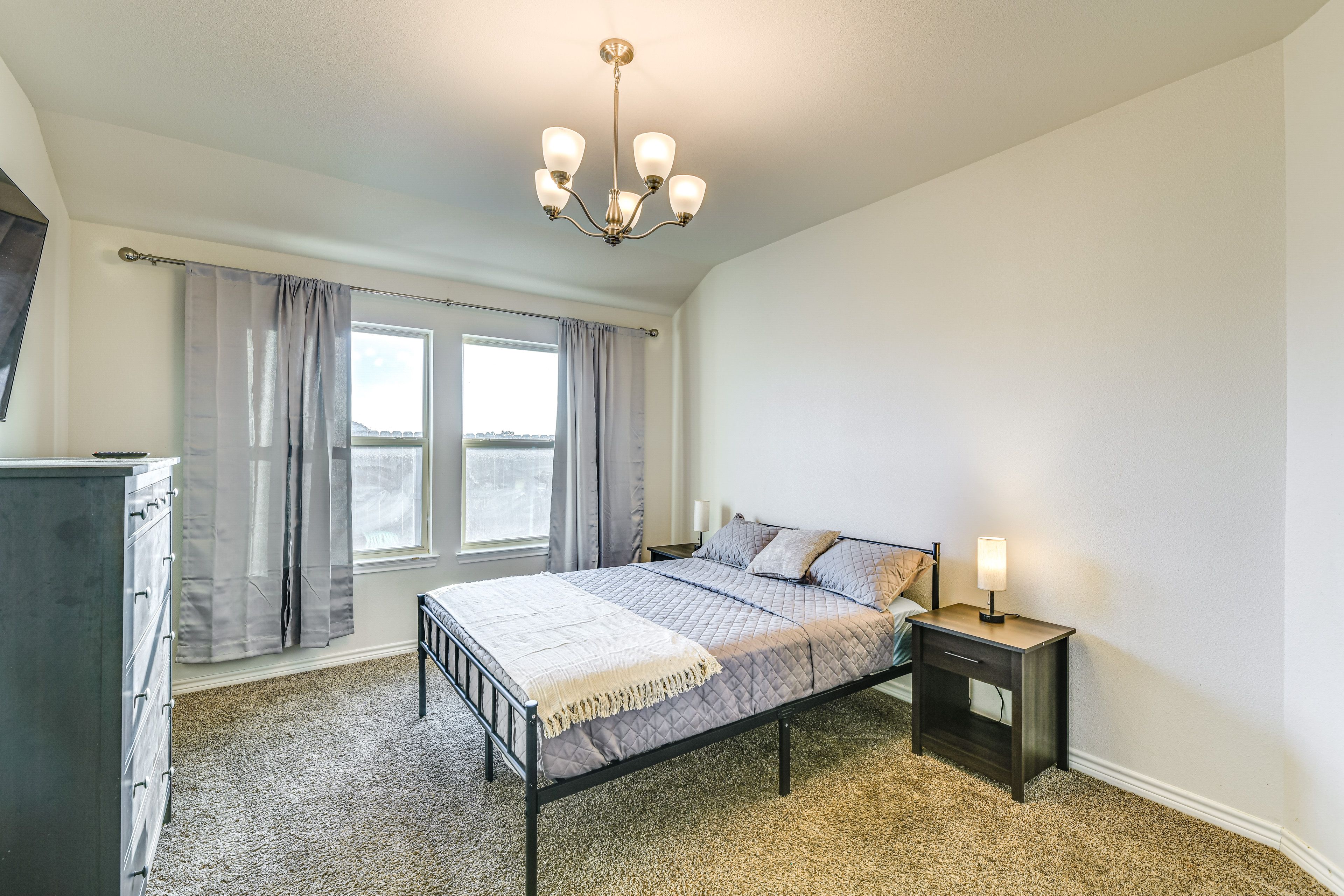 Bedroom 1 | Queen Bed | Smart TV | En-Suite Bathroom