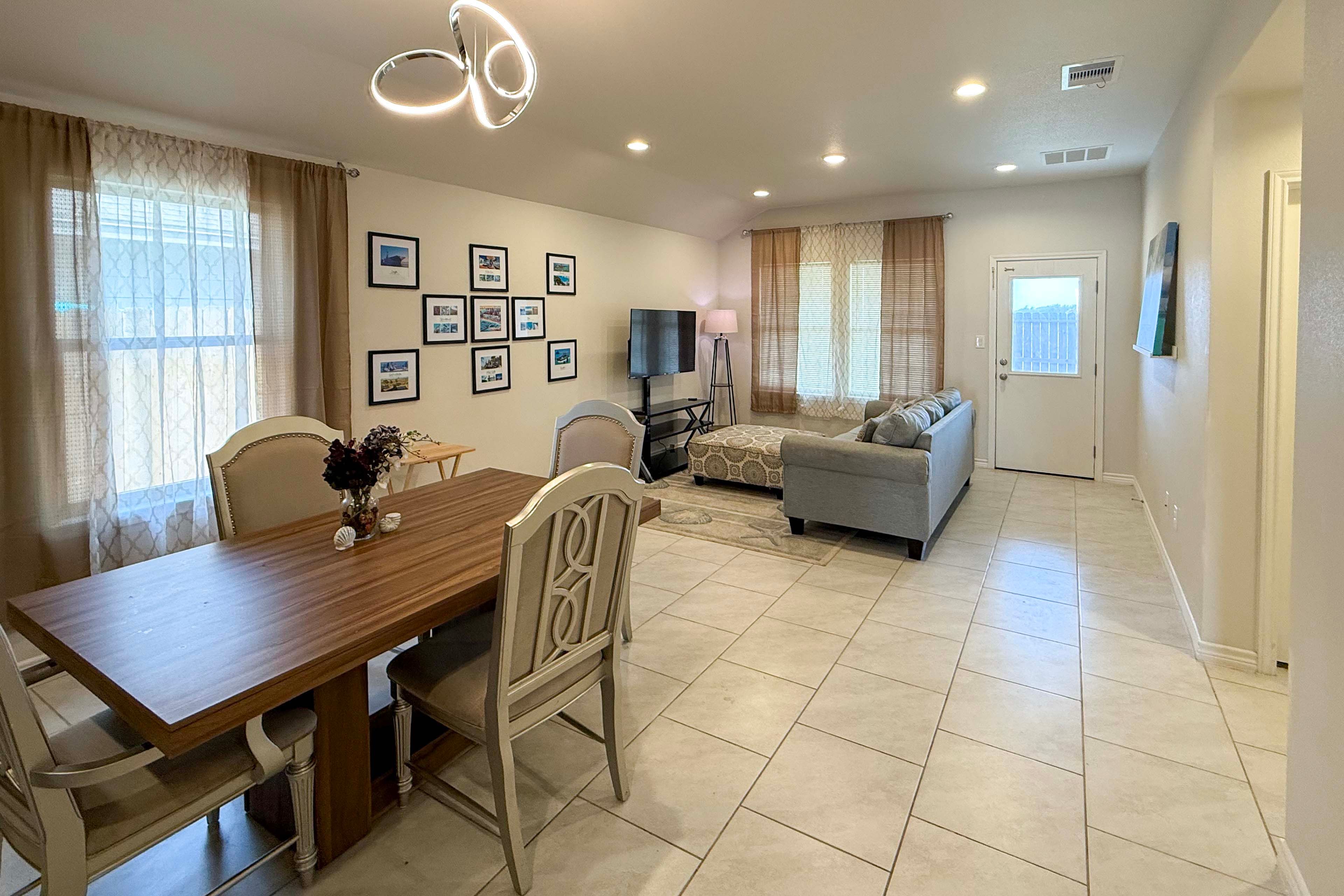 Dining Area | Dishware/Flatware Provided