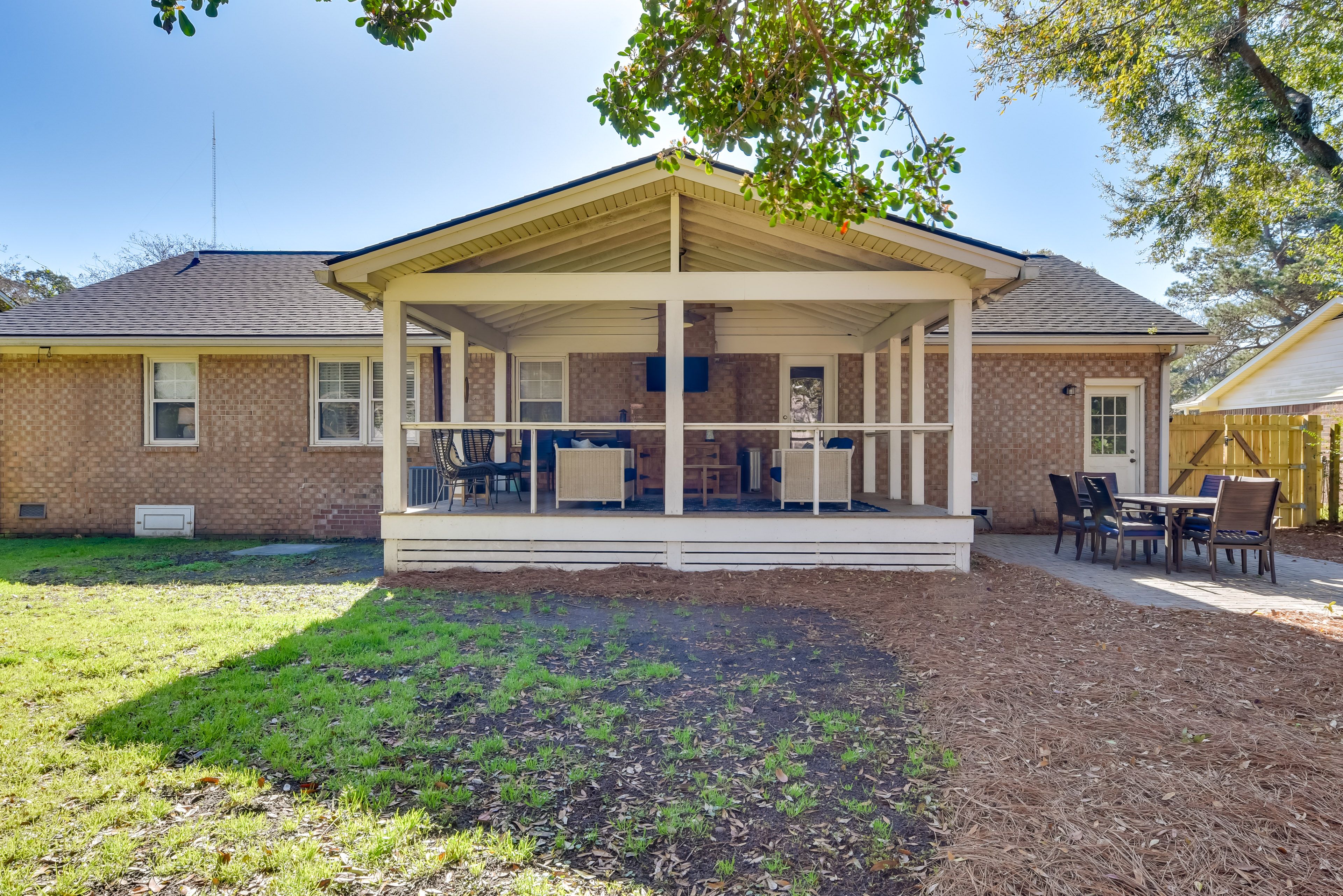 Backyard | Outdoor Dining Set | Fire Pit