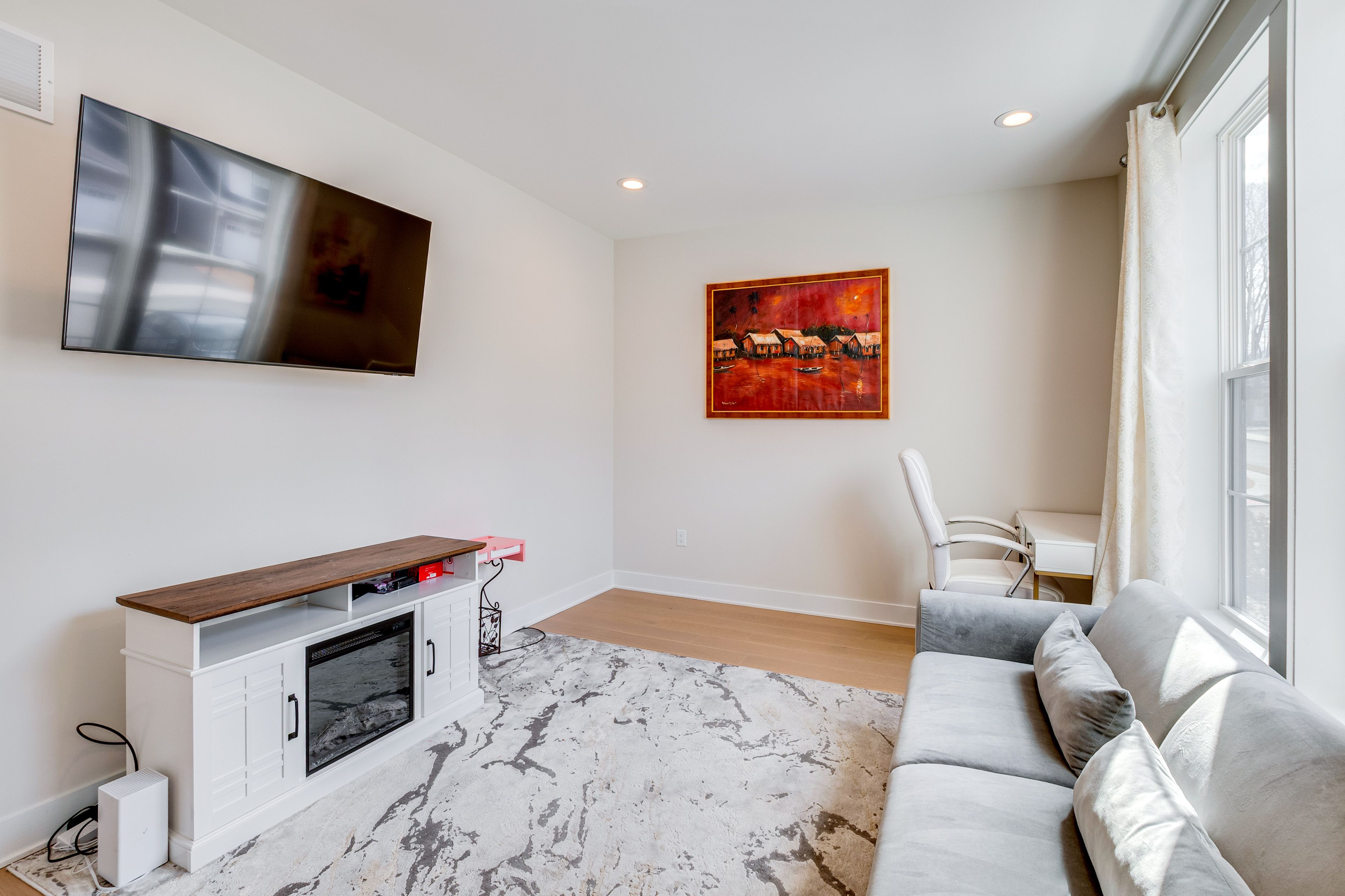 Den | 1st Floor | Smart TV | Fireplace | Desk | Free WiFi