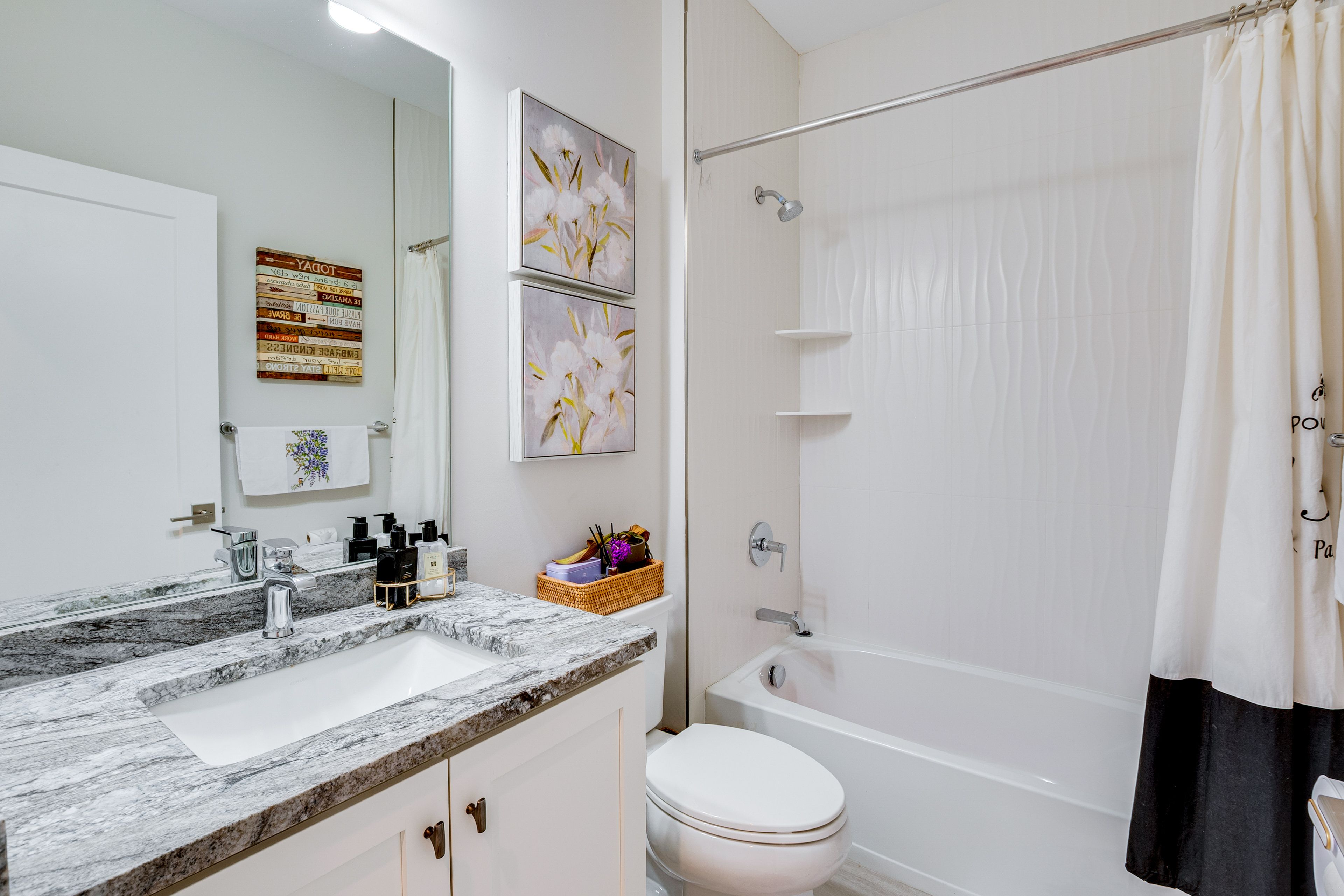 Full Bathroom | 1st Floor | Complimentary Toiletries | Towels Provided