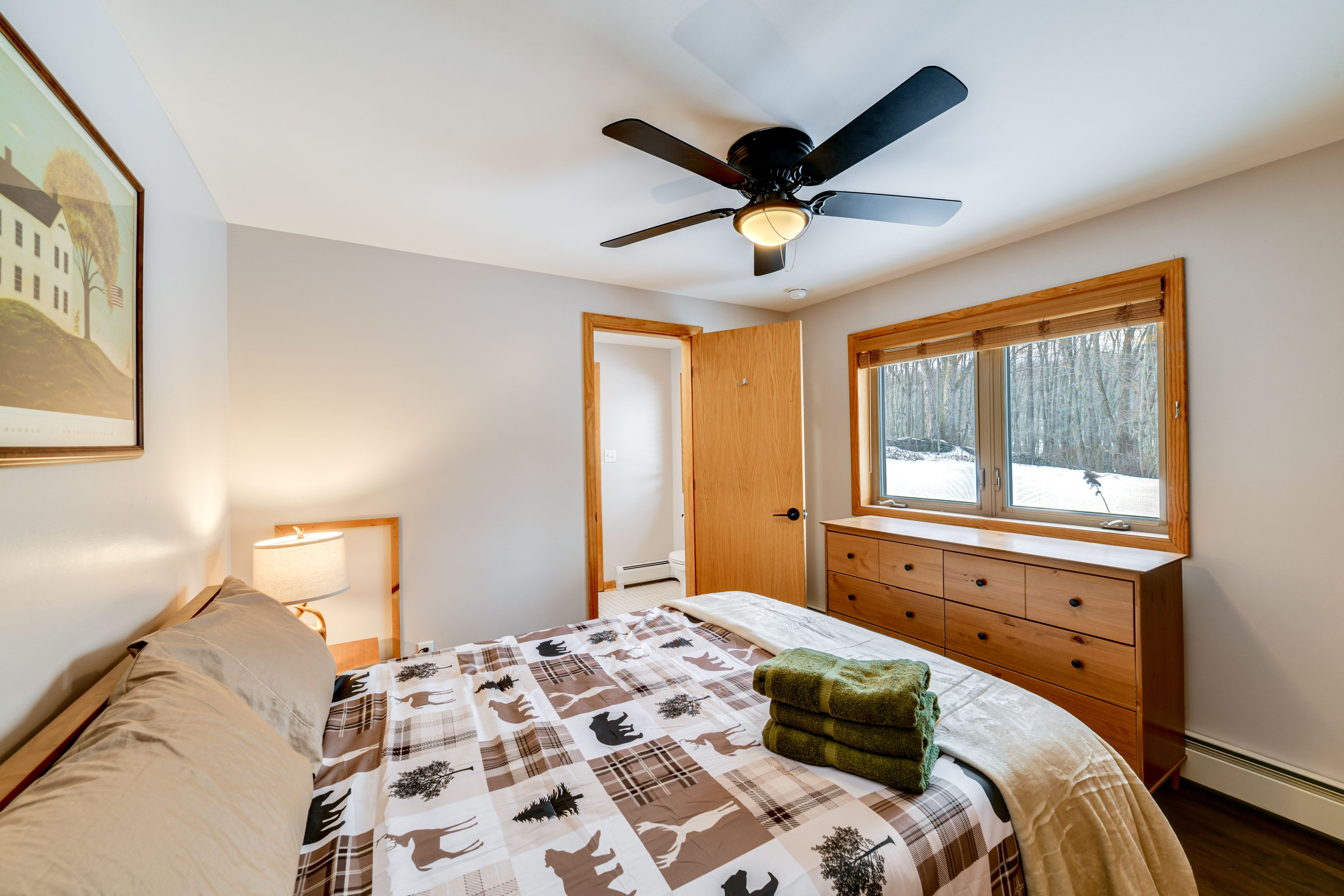 Bedroom 2 | Basement | Queen Bed