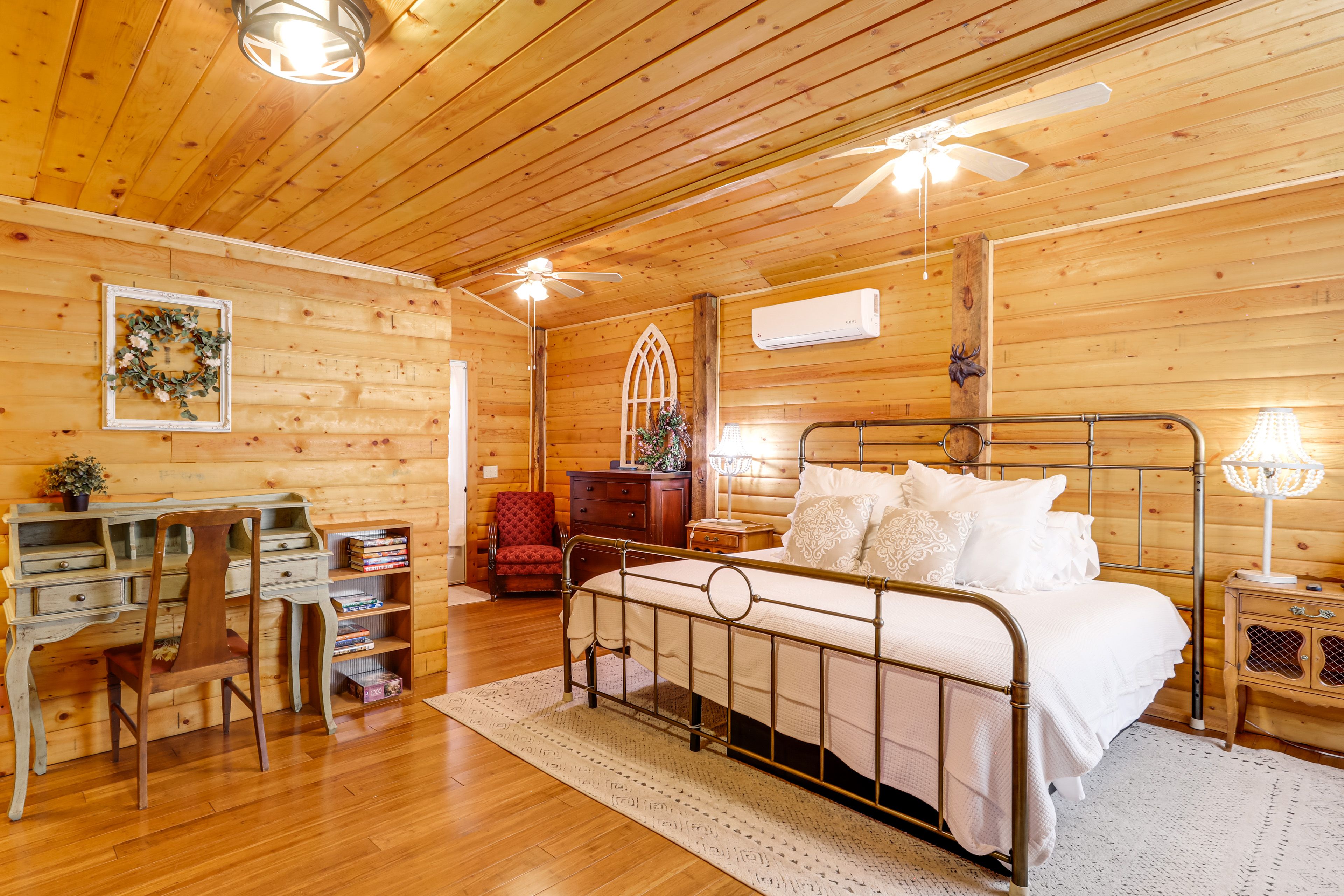 Bedroom 1 | King Bed | Smart TV | 1st Floor
