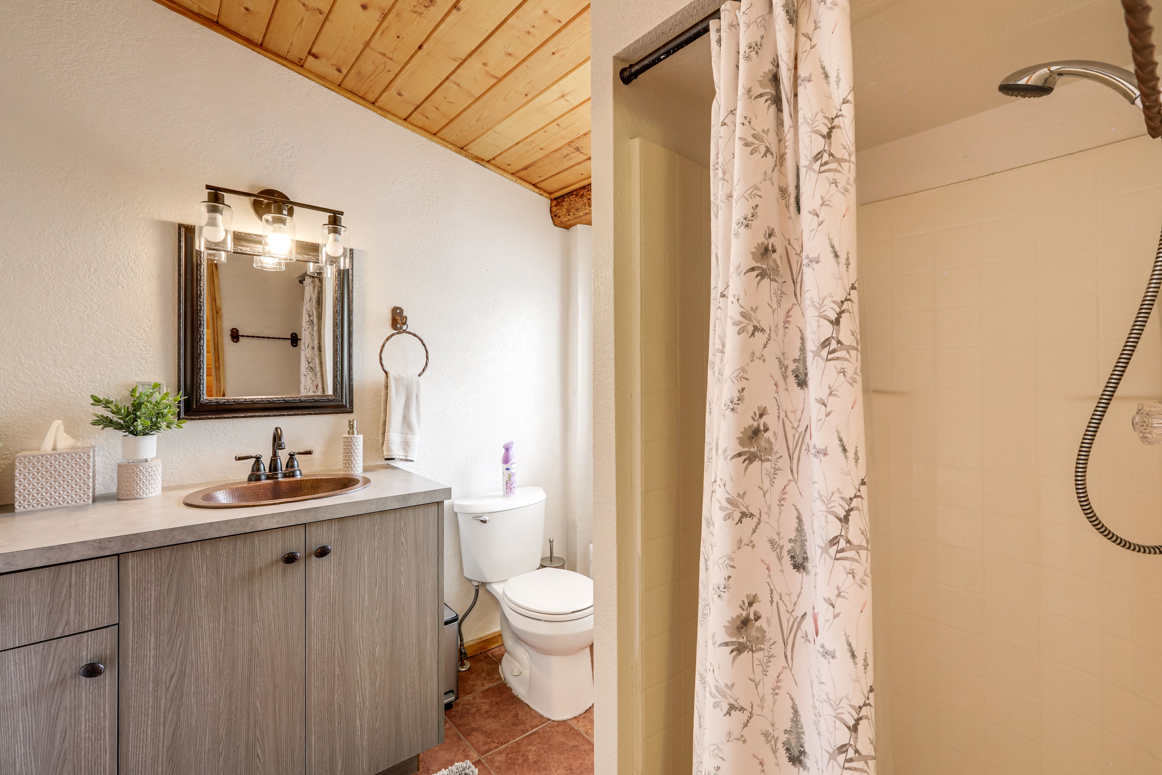 Bathroom | 2nd Floor