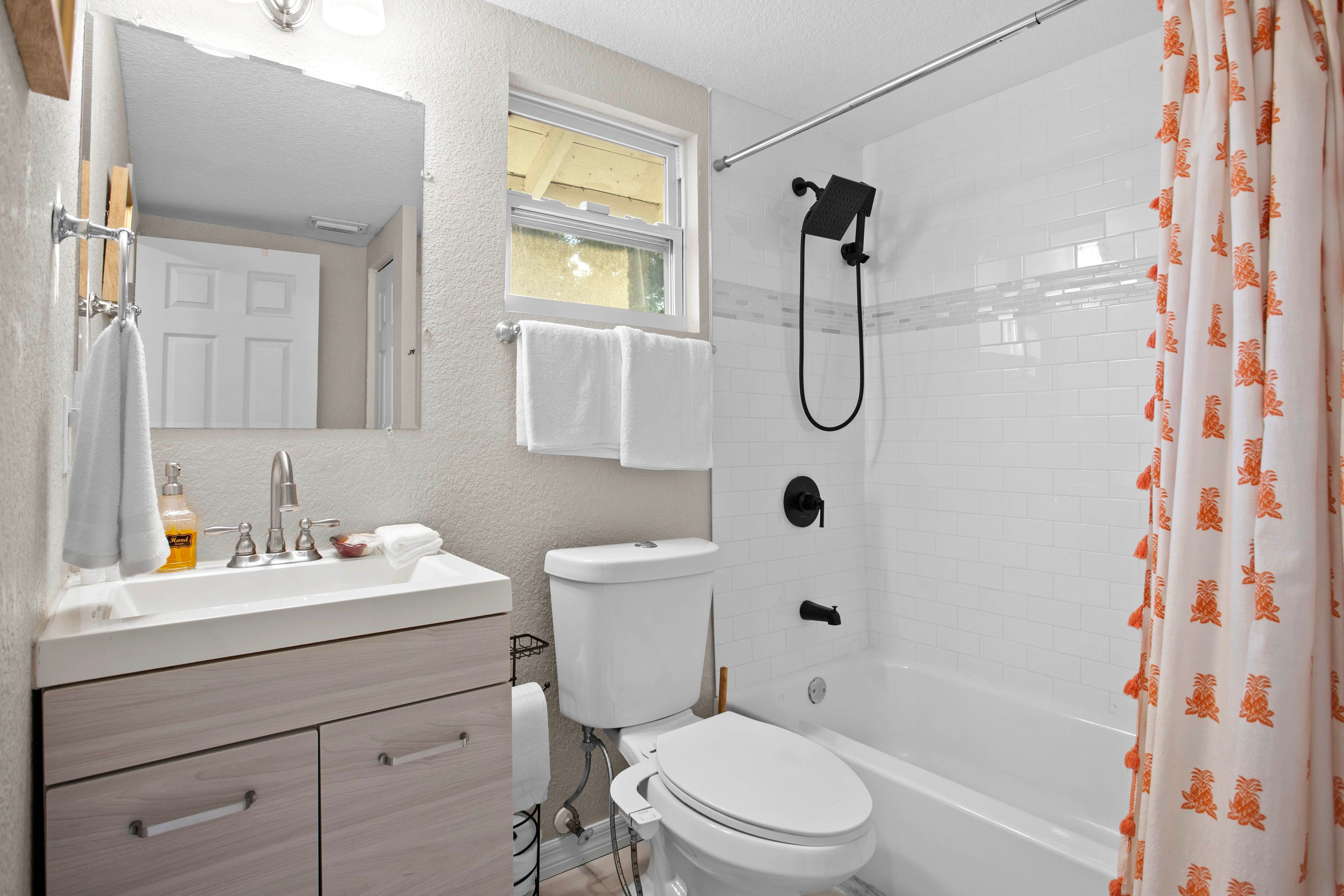 Full Bathroom | 2nd Floor | Complimentary Toiletries