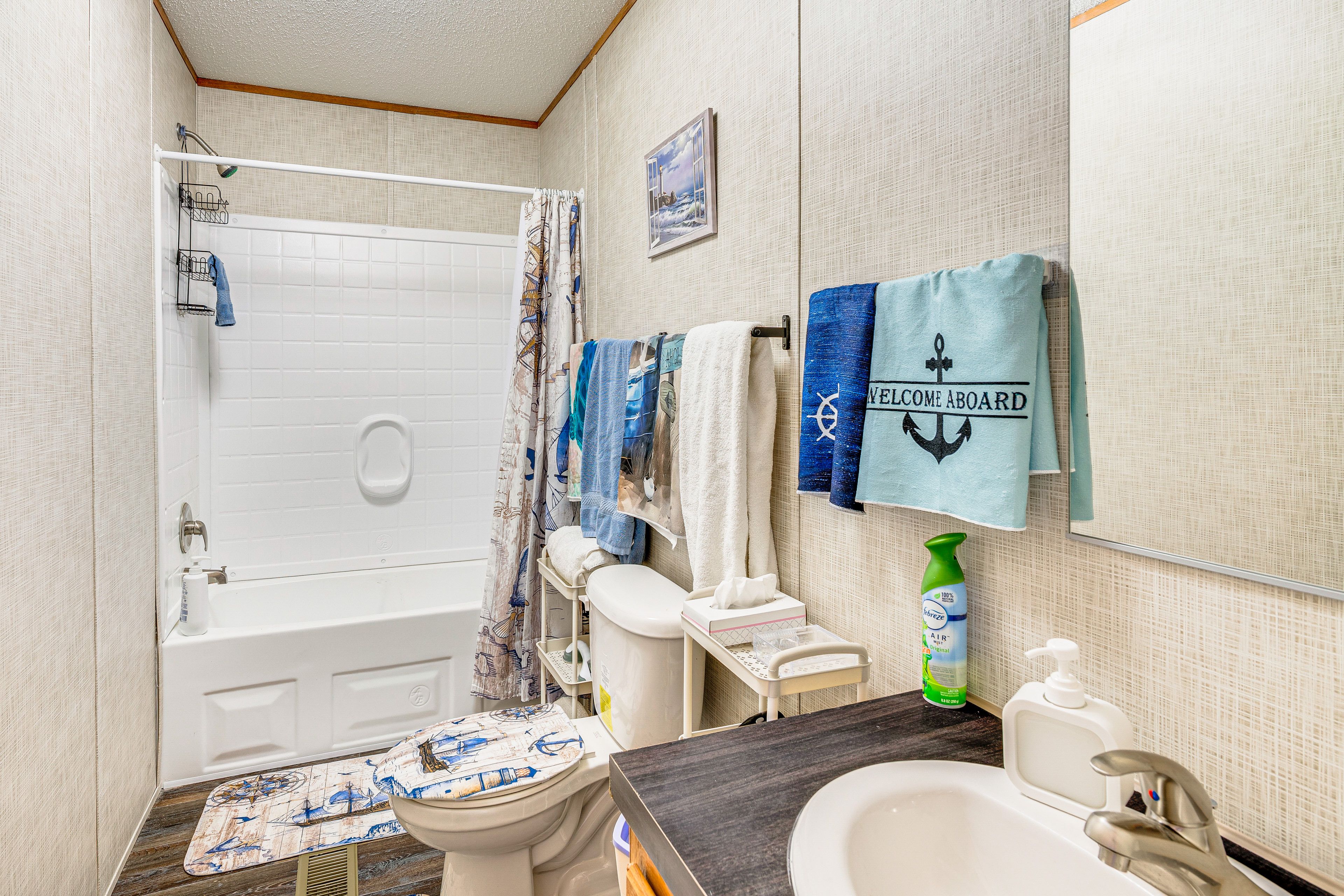 Full Bathroom | Complimentary Toiletries