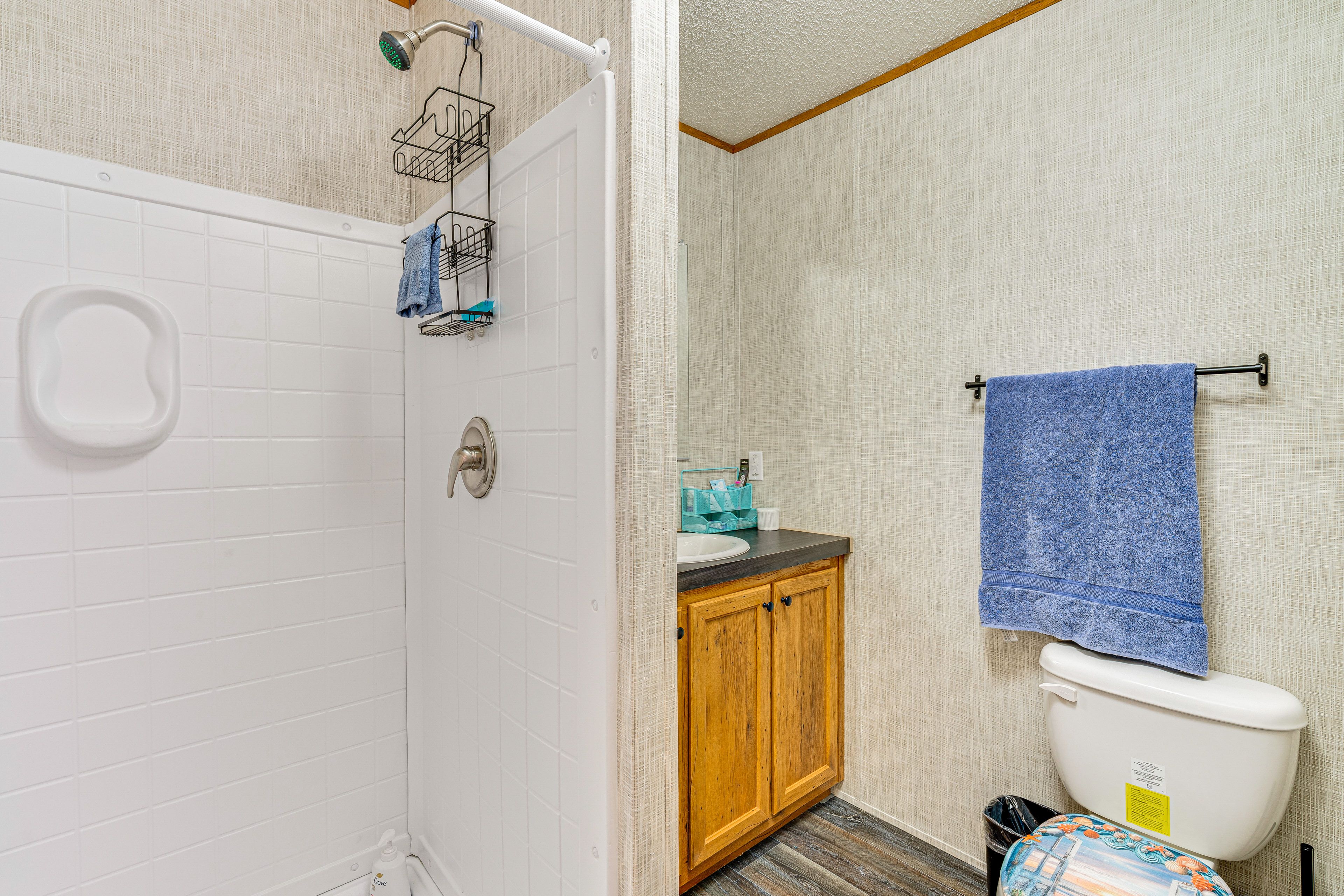 Full Bathroom | Towels Provided