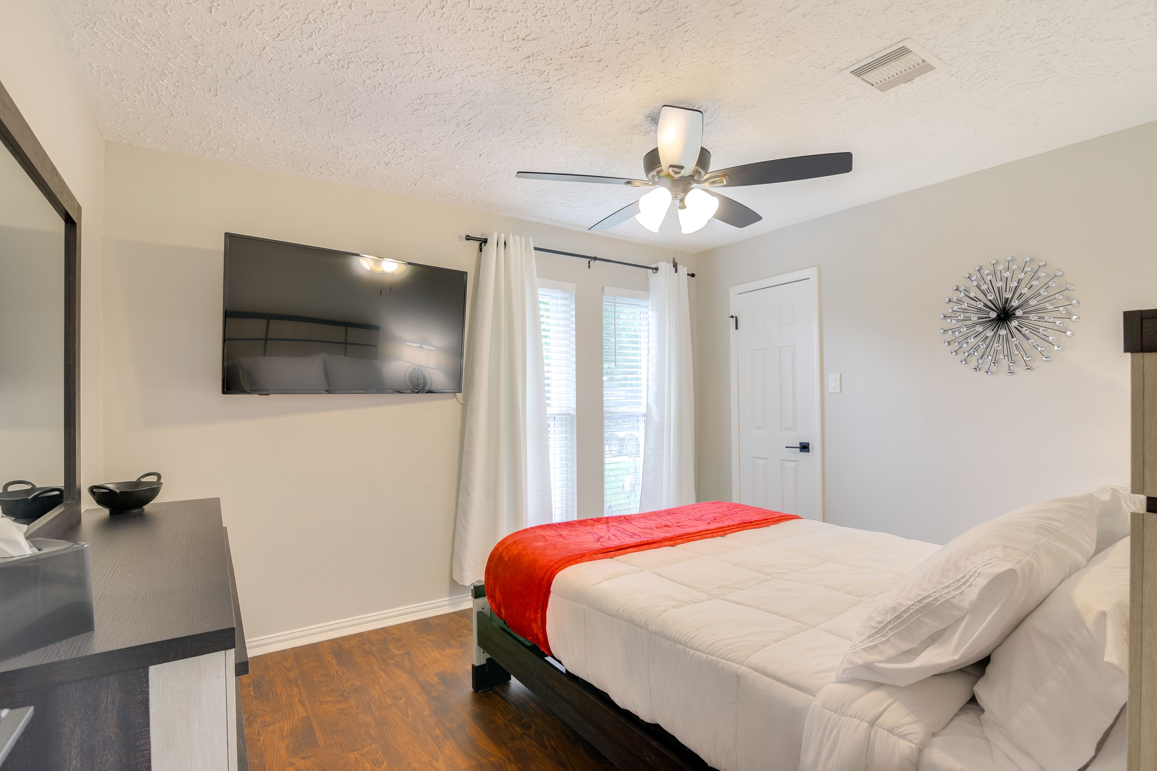 Bedroom 2 | Queen Bed | Smart TV
