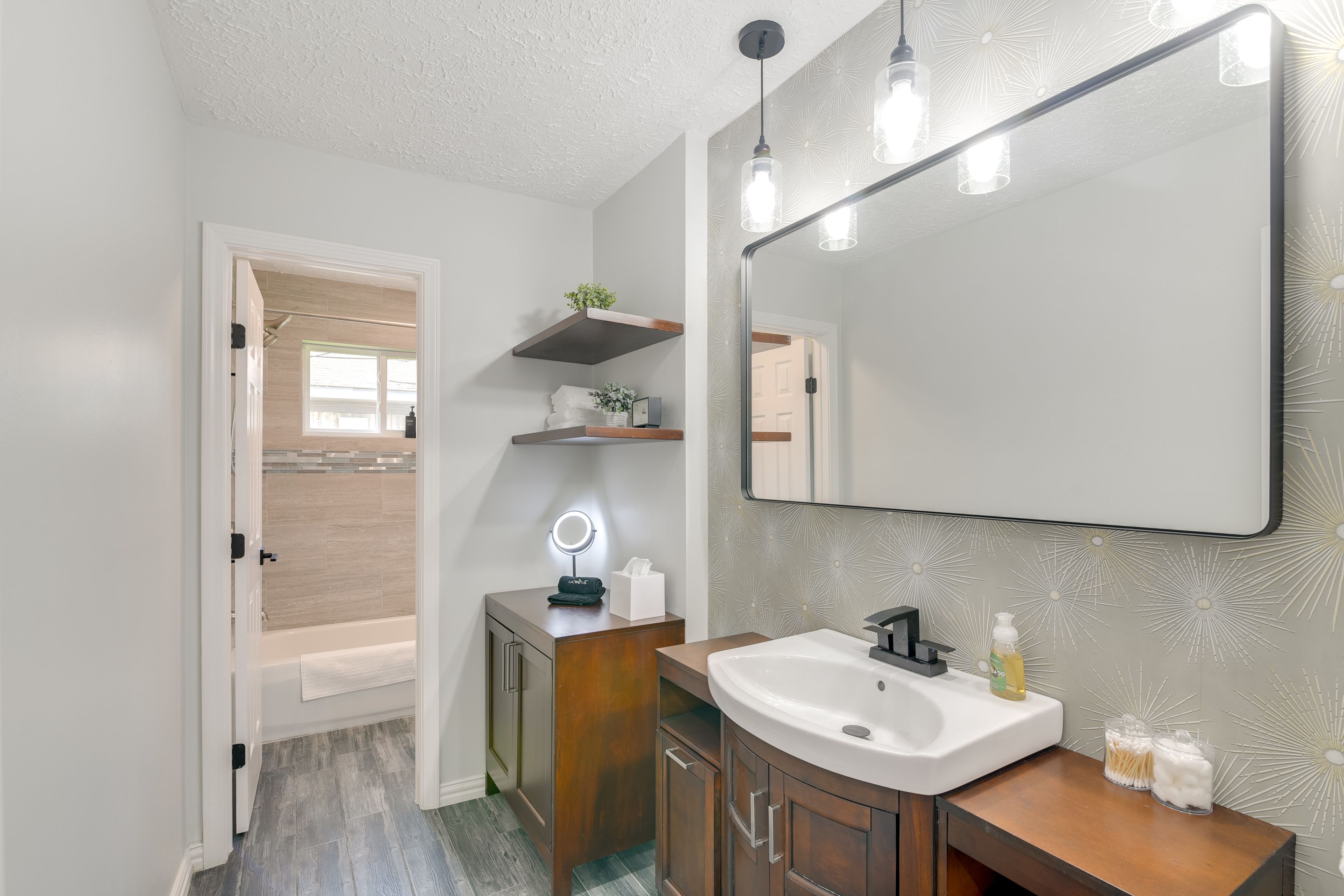 Full Bathroom | Towels Provided
