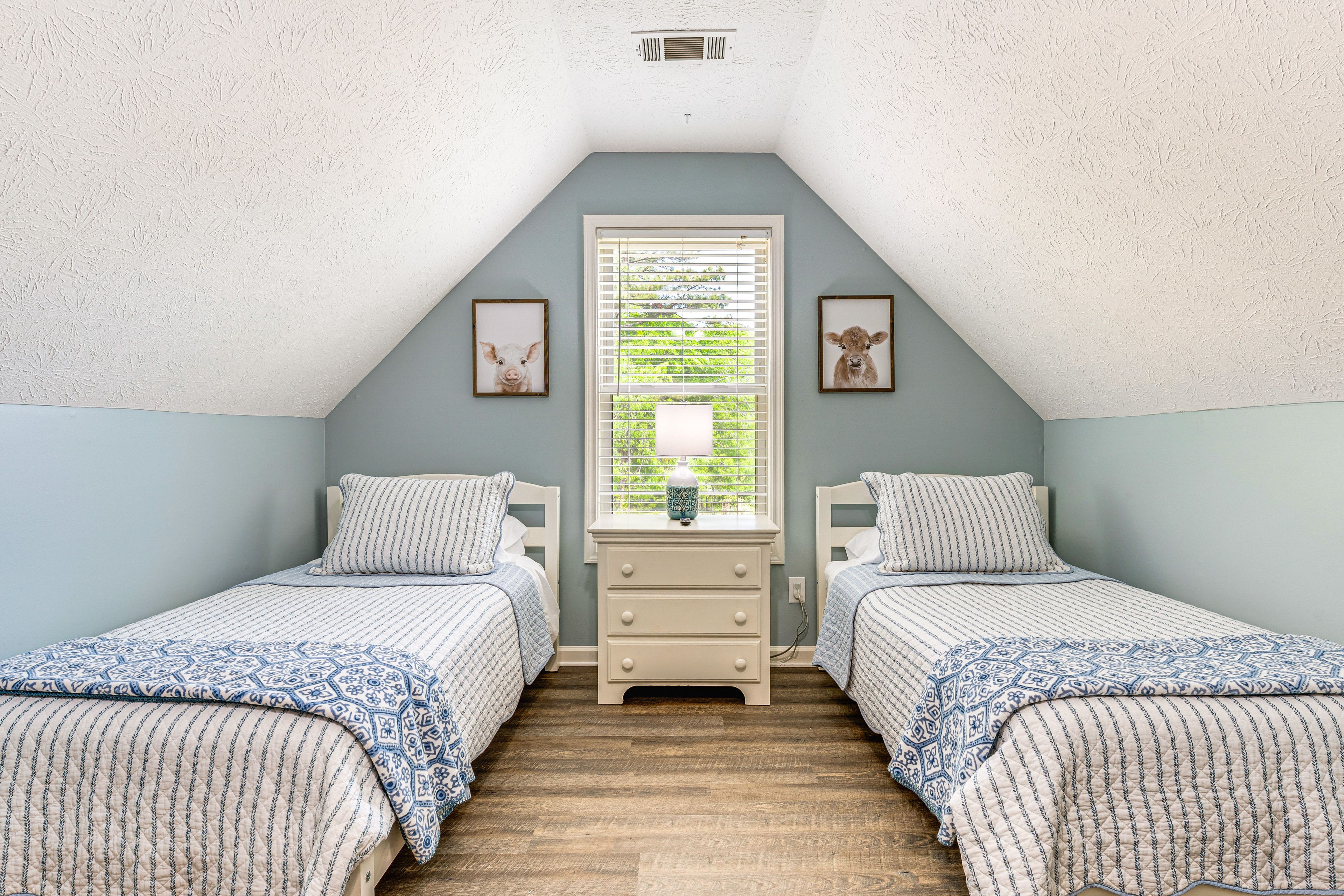 Bedroom 5 | 2 Twin Beds | Smart TV | 2nd Floor