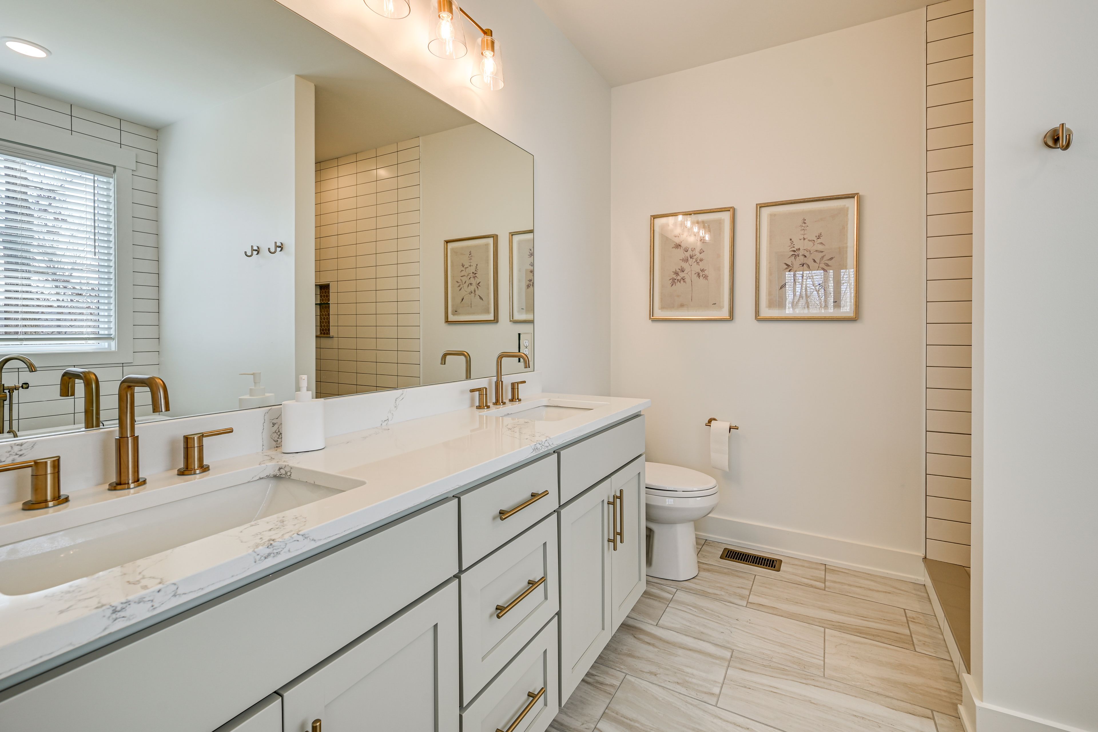 Full Bathroom | 1st Floor | Complimentary Toiletries | Towels Provided