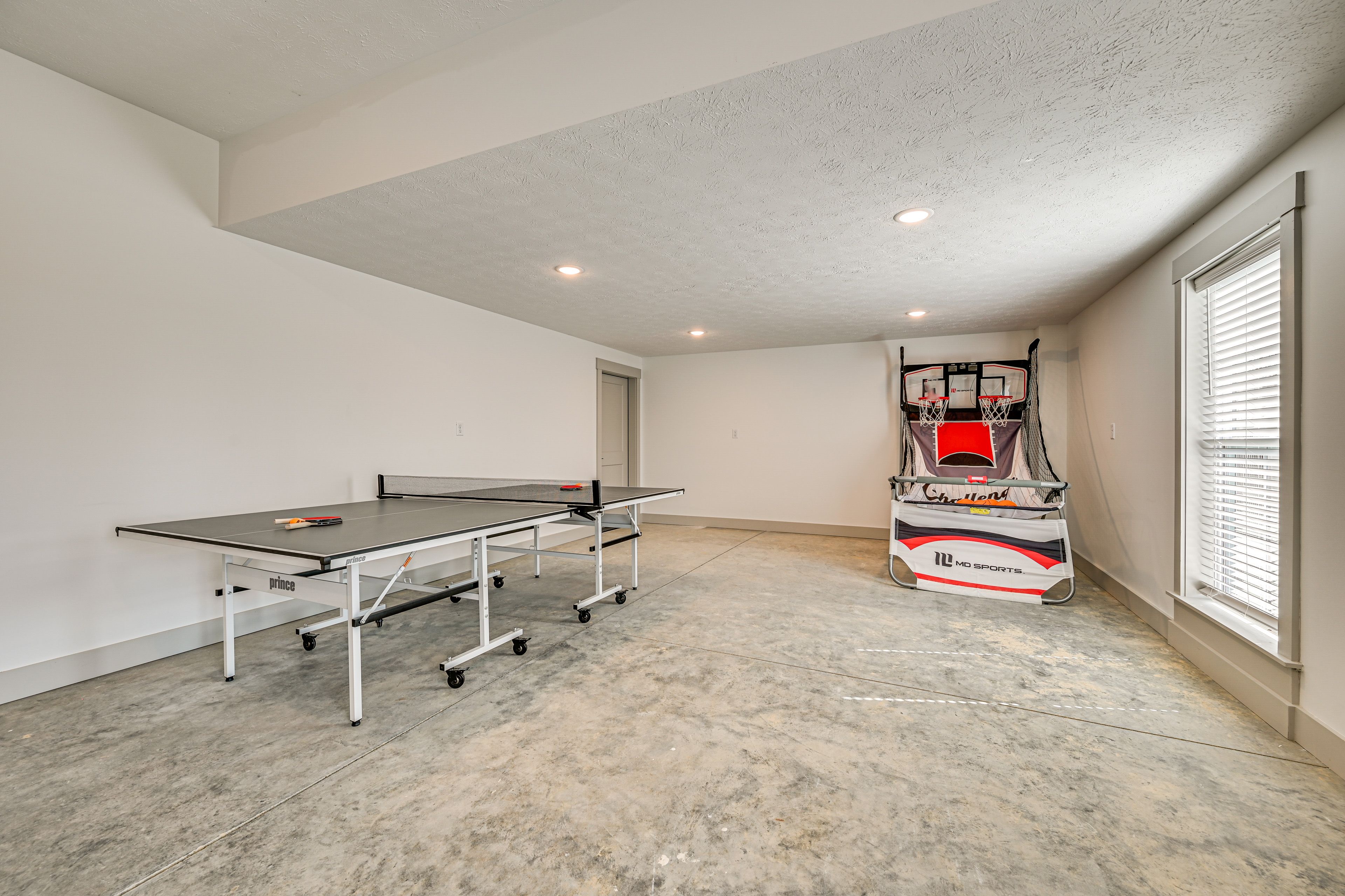 Garage | Ping-Pong Table | Basketball Arcade Machine