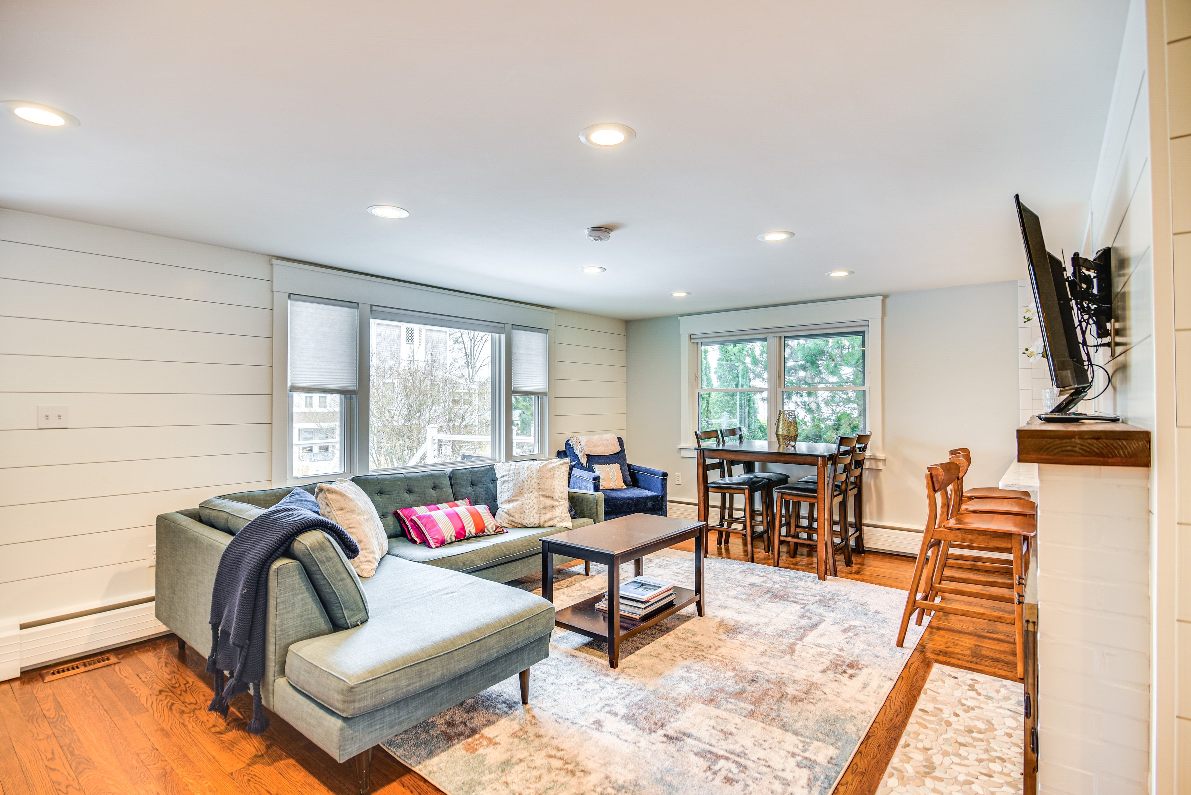 Living Room | Dining Table | Free WiFi | Central A/C & Heat