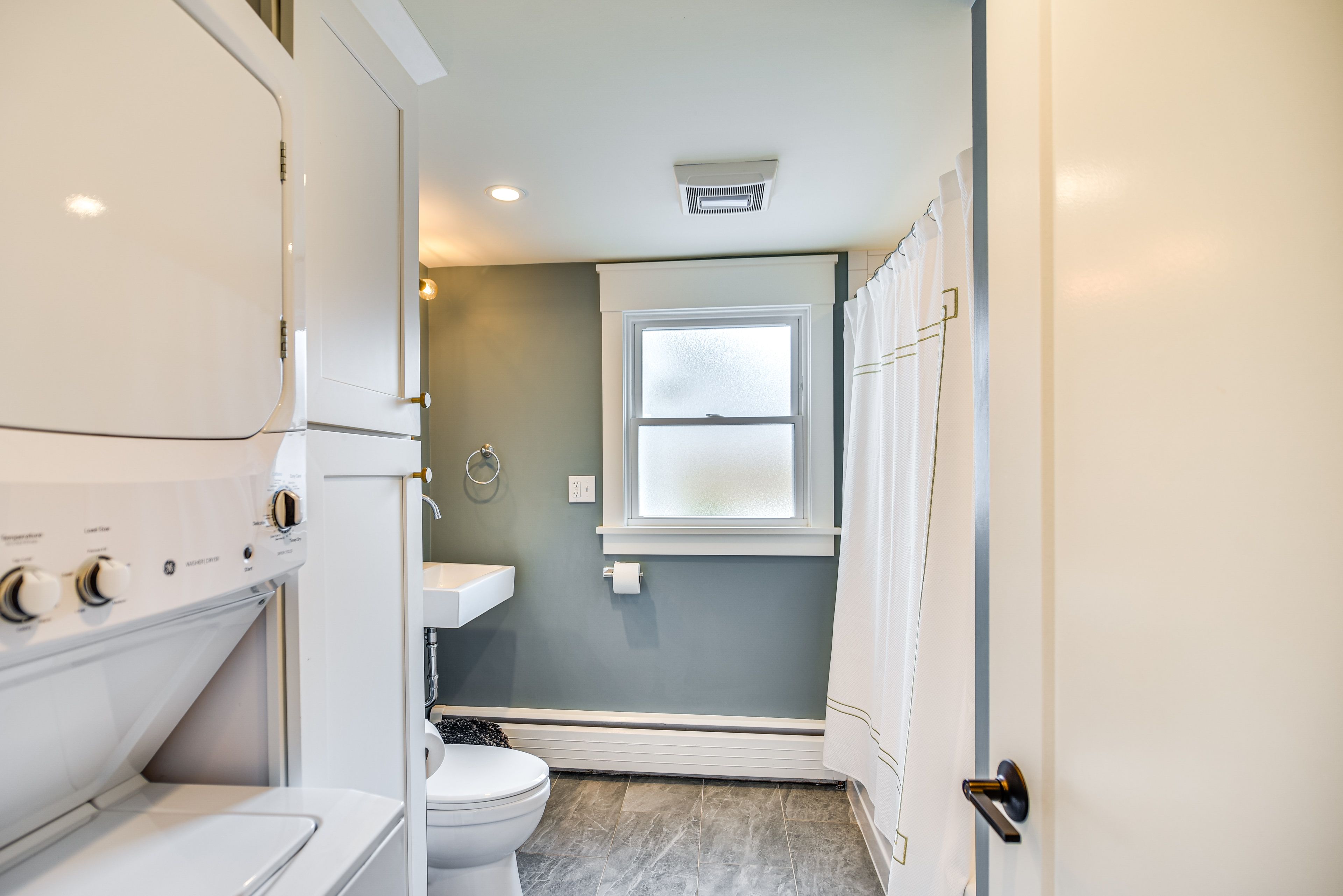 Full Bathroom | Washer & Dryer | Detergent