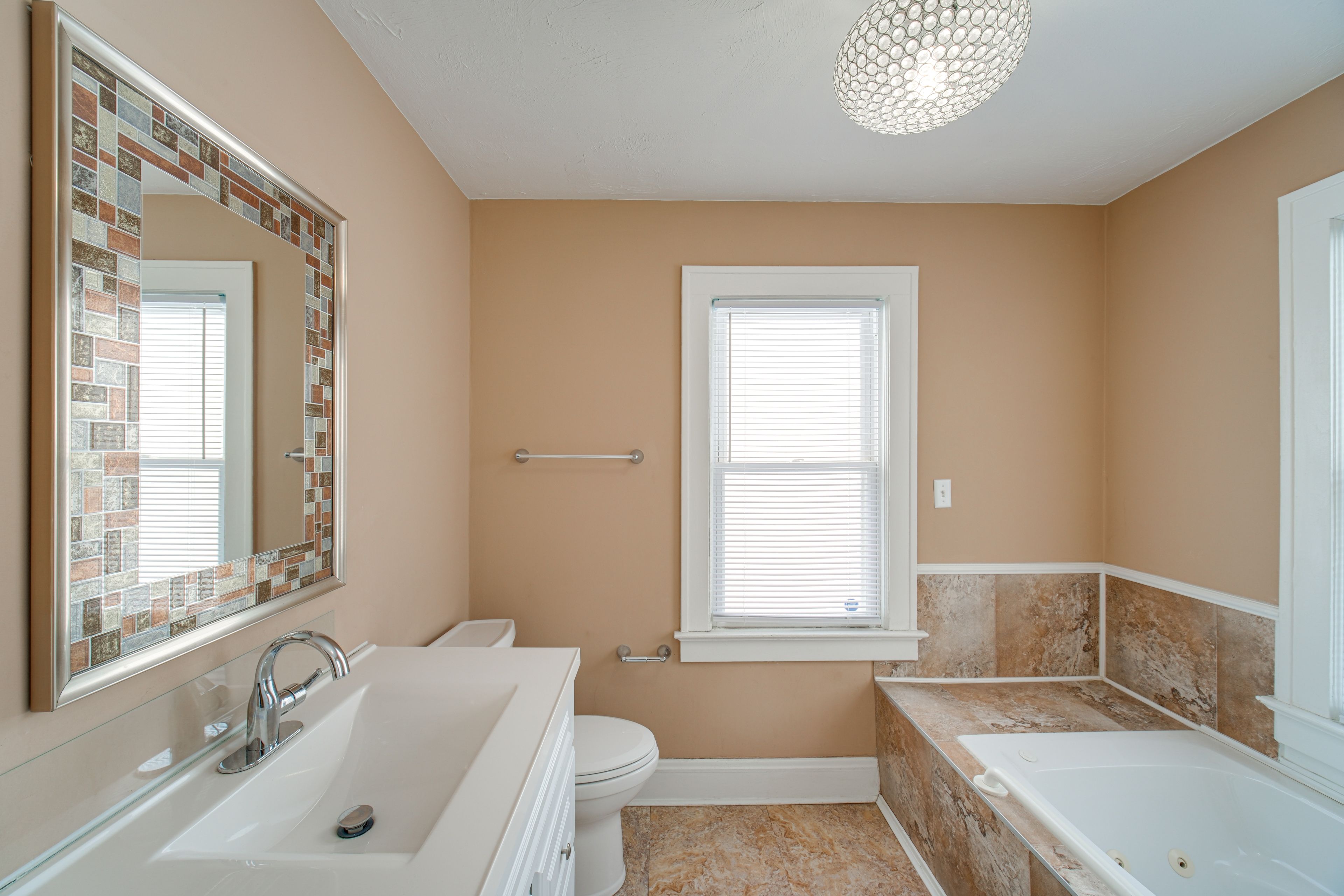 Full Bathroom | 1st Floor | Complimentary Toiletries | Towels Provided