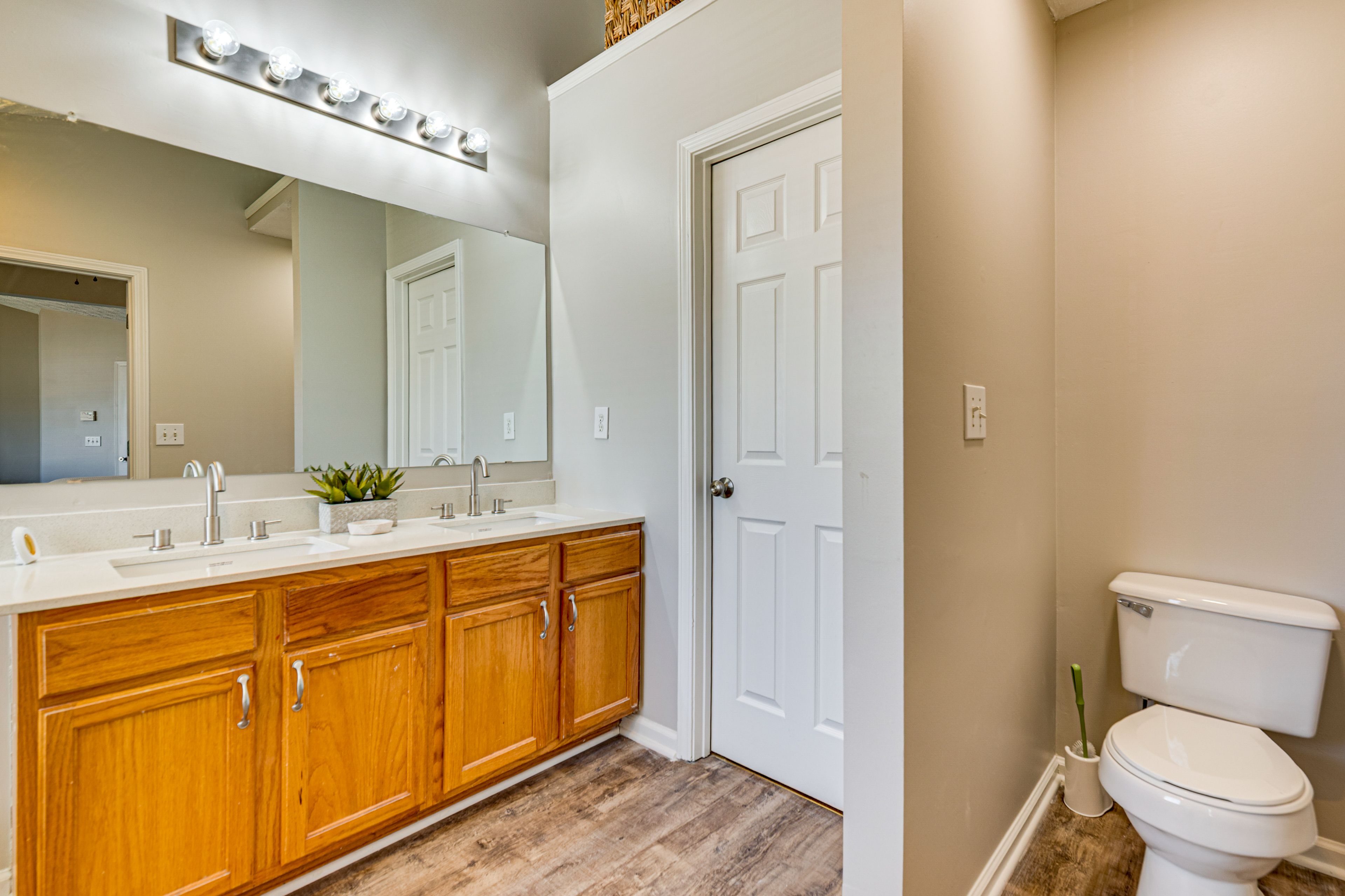 Full Bathroom | 2nd Floor | Towels Provided