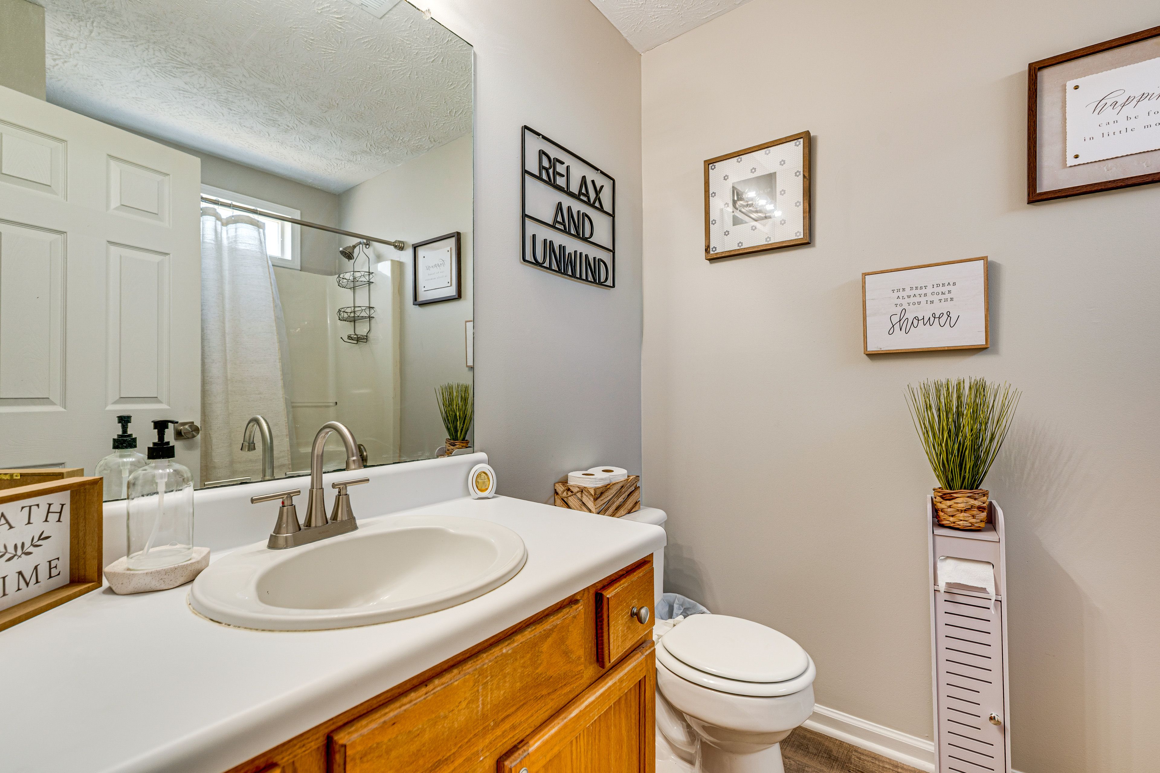 Full Bathroom | 2nd Floor | Towels Provided