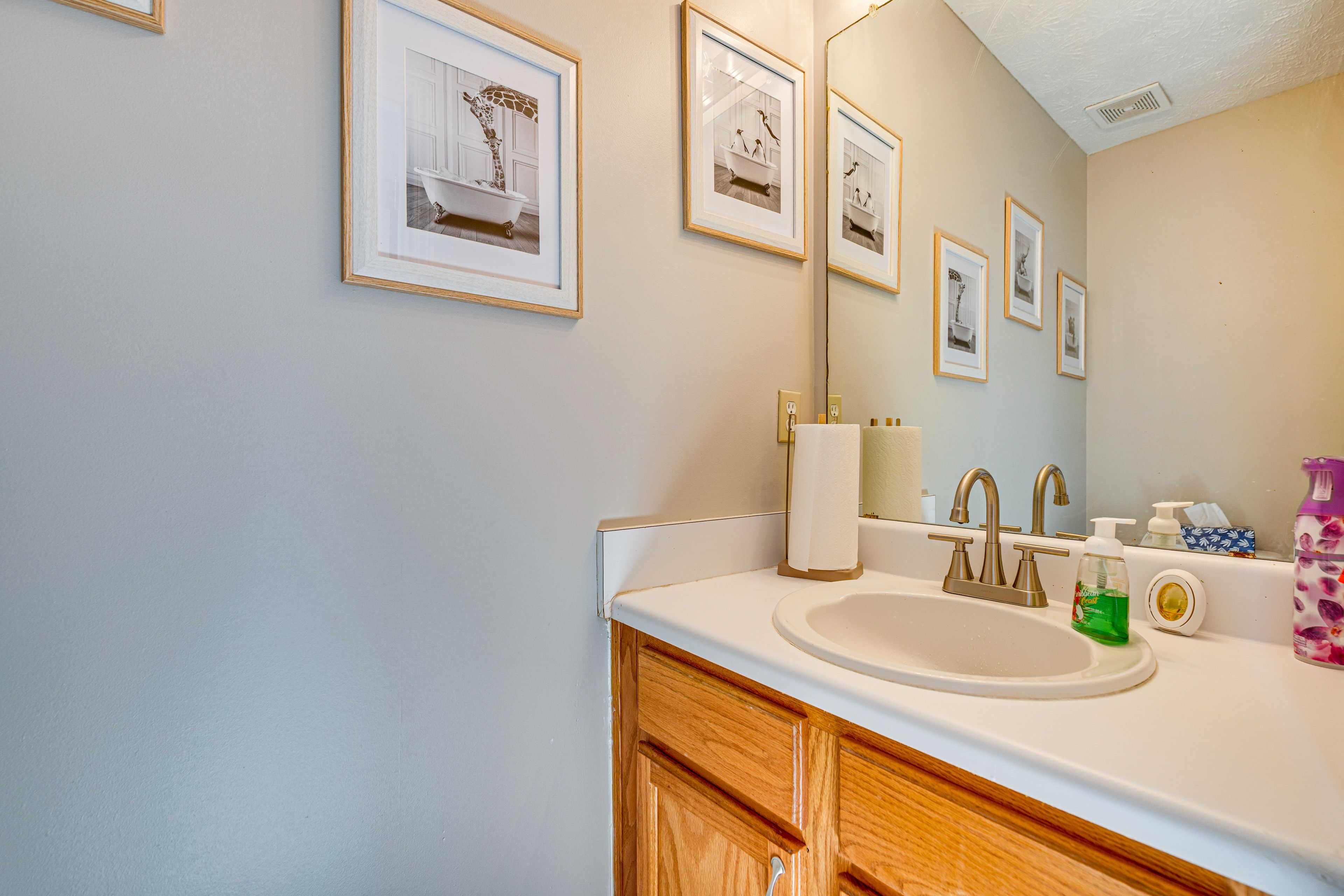 Half Bathroom | 1st Floor | Towels Provided
