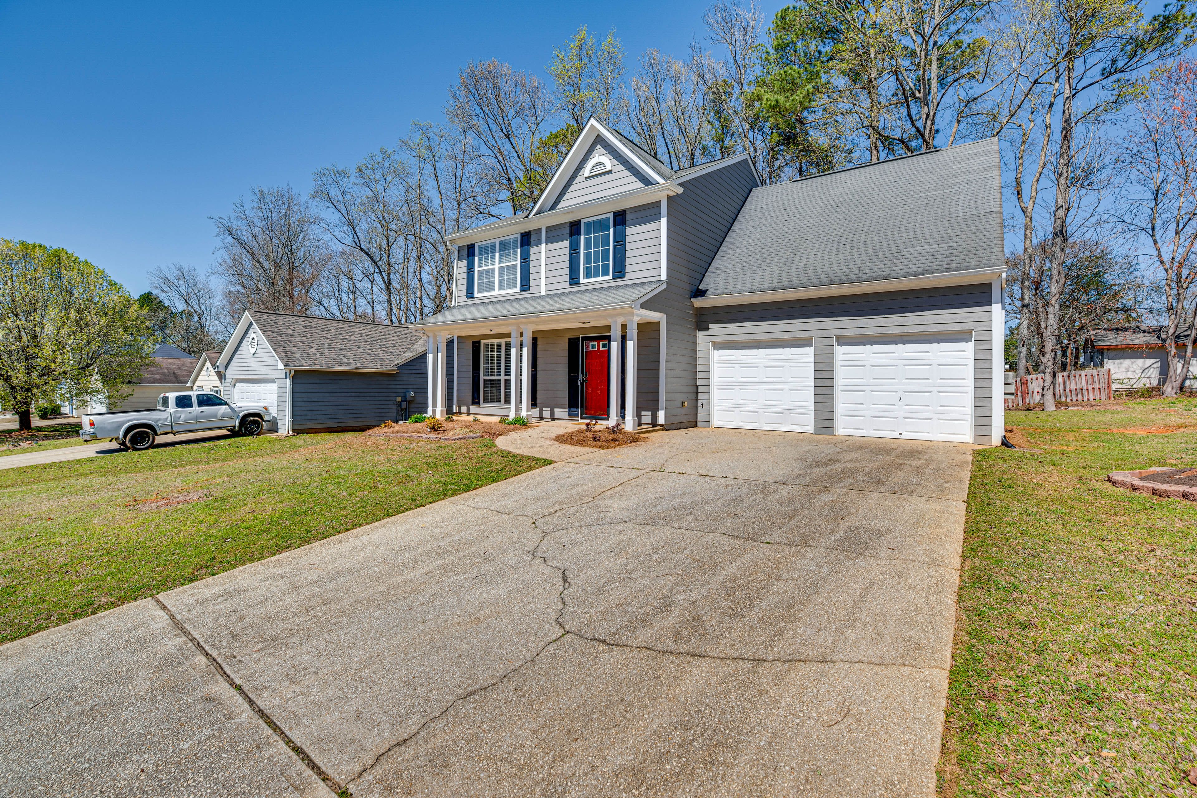 Parking | Driveway (4 Vehicles) | Garage (2 Vehicles)
