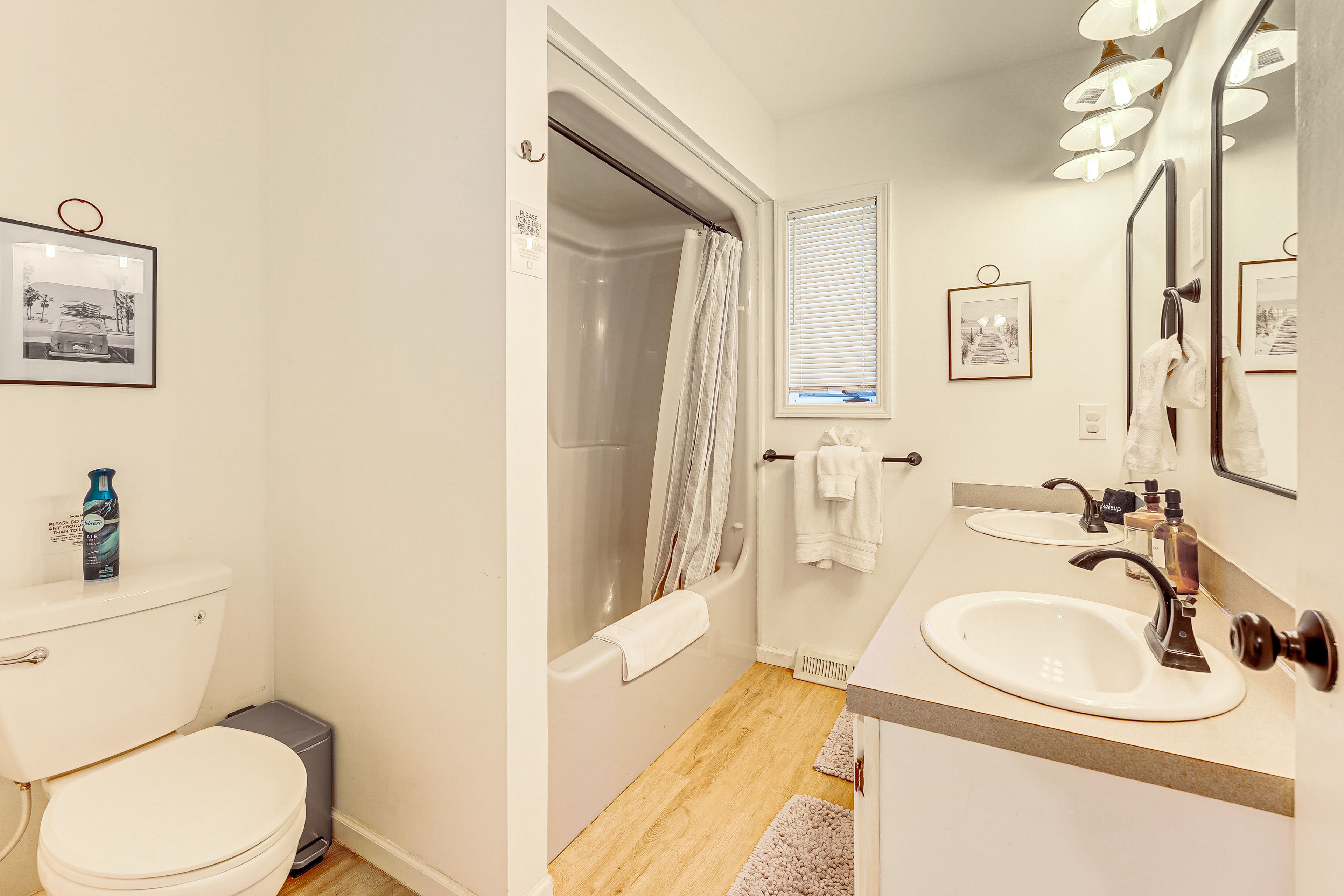 Full Bathroom | Towels Provided | 1st Floor