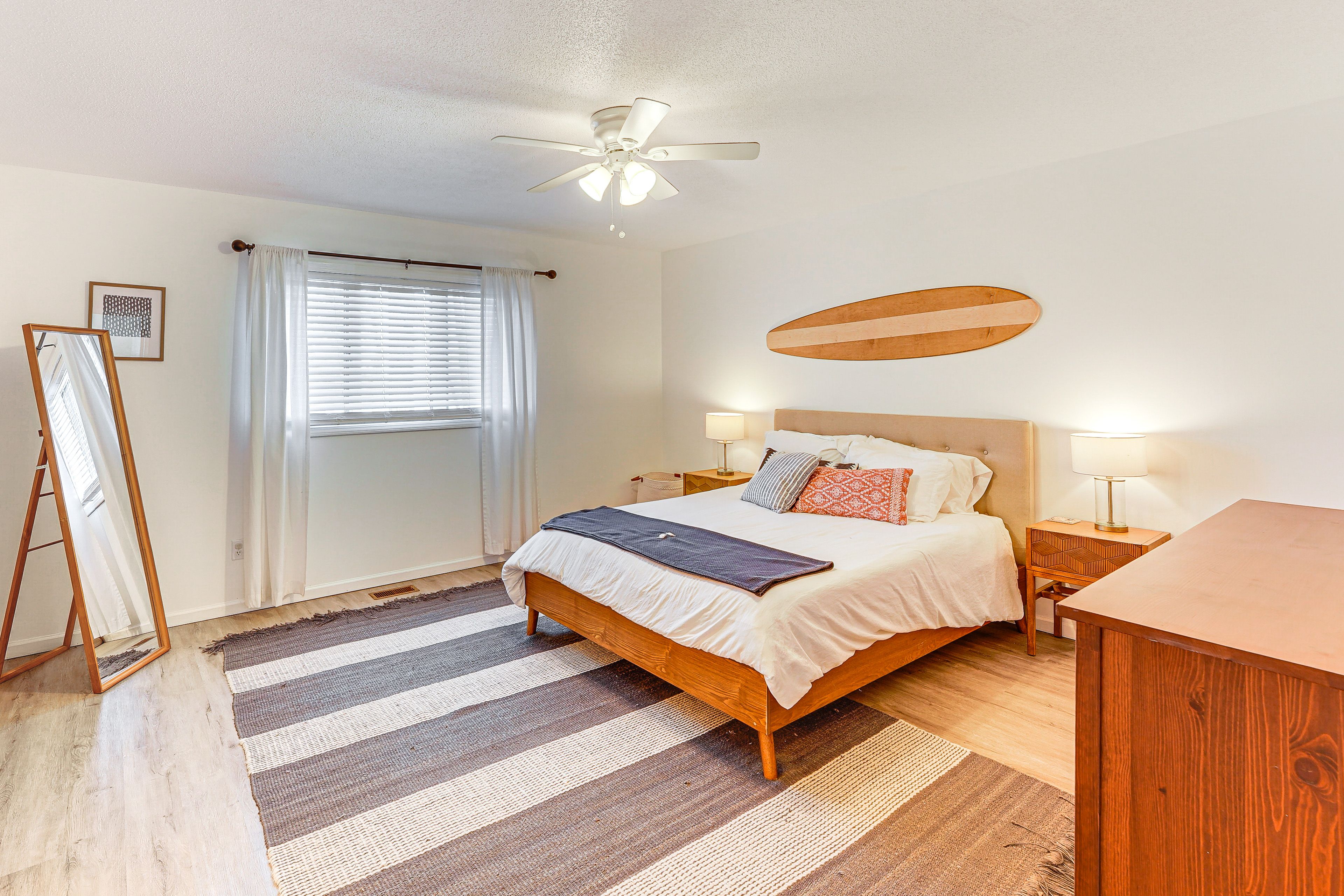 Bedroom 1 | Queen Bed | Linens Provided | 1st Floor