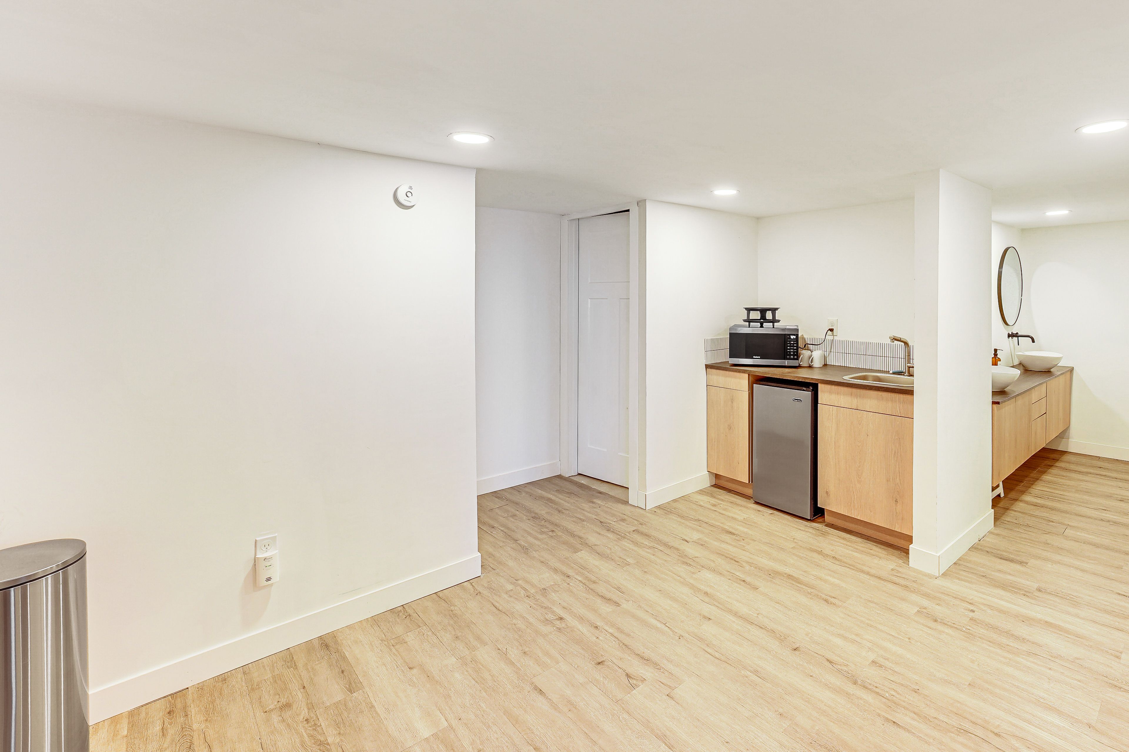 Full Bathroom | Soaking Bathtub | Basement Level