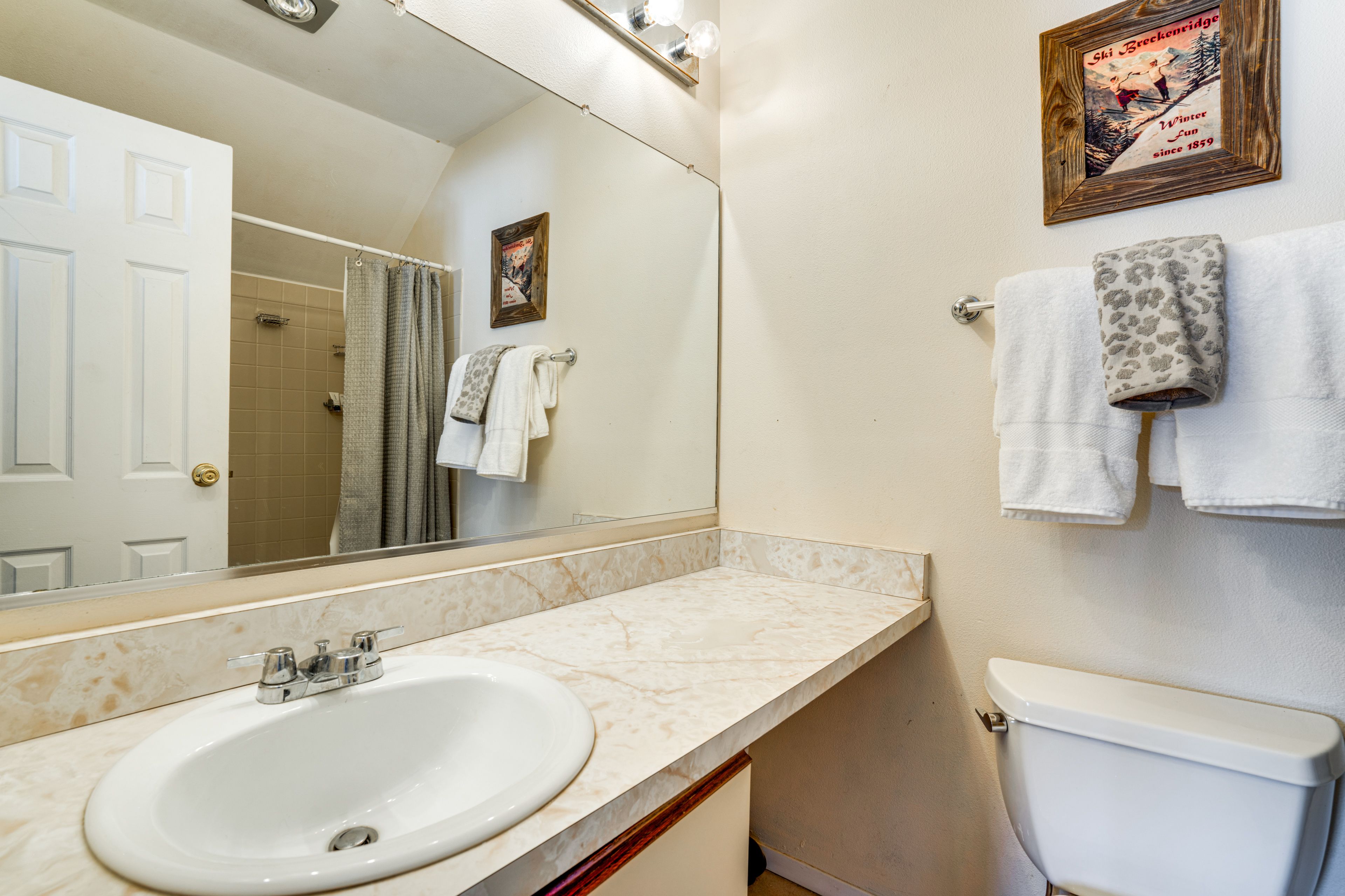 Full Bathroom | 2nd Floor | Towels Provided