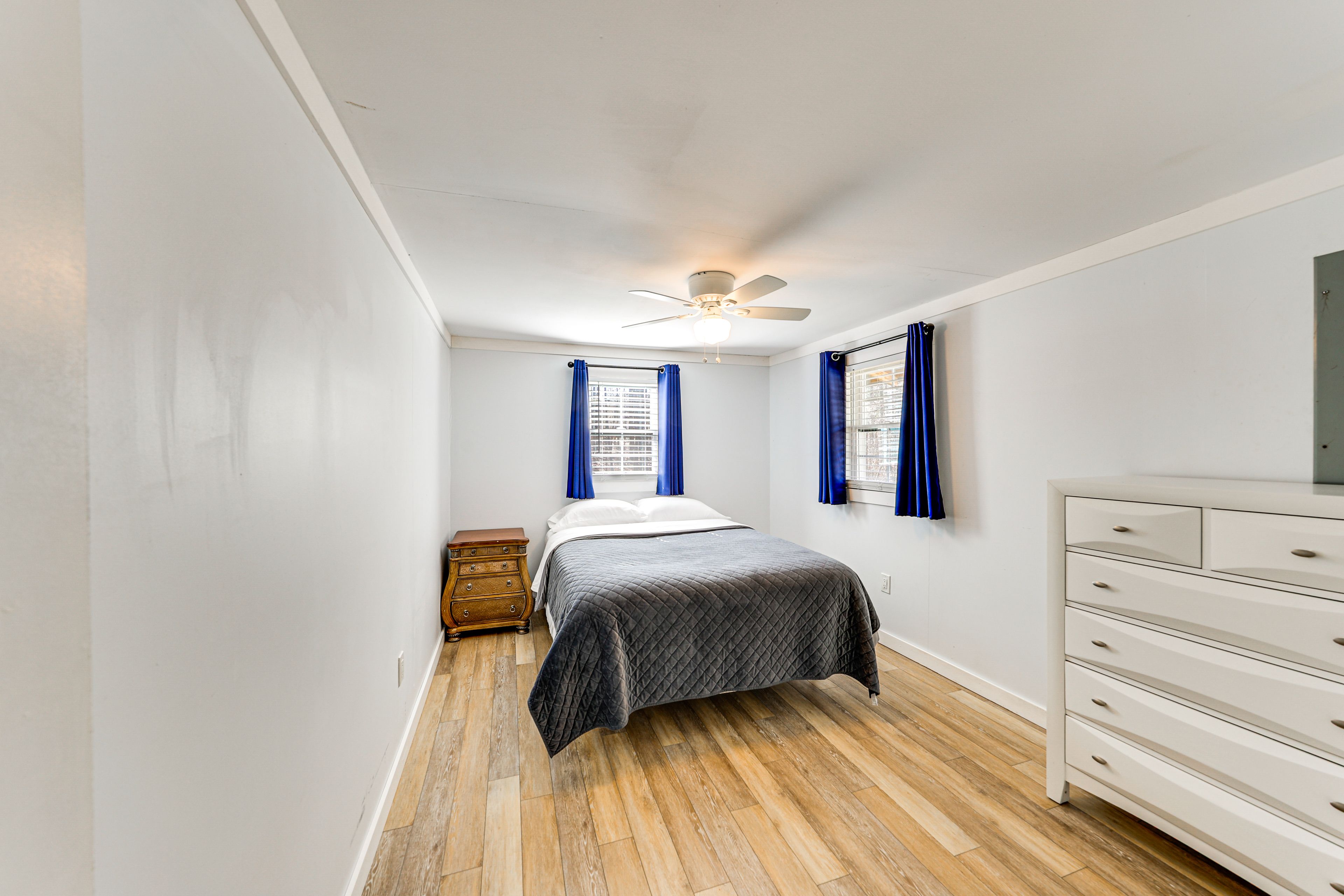 Bedroom 2 | Queen Bed
