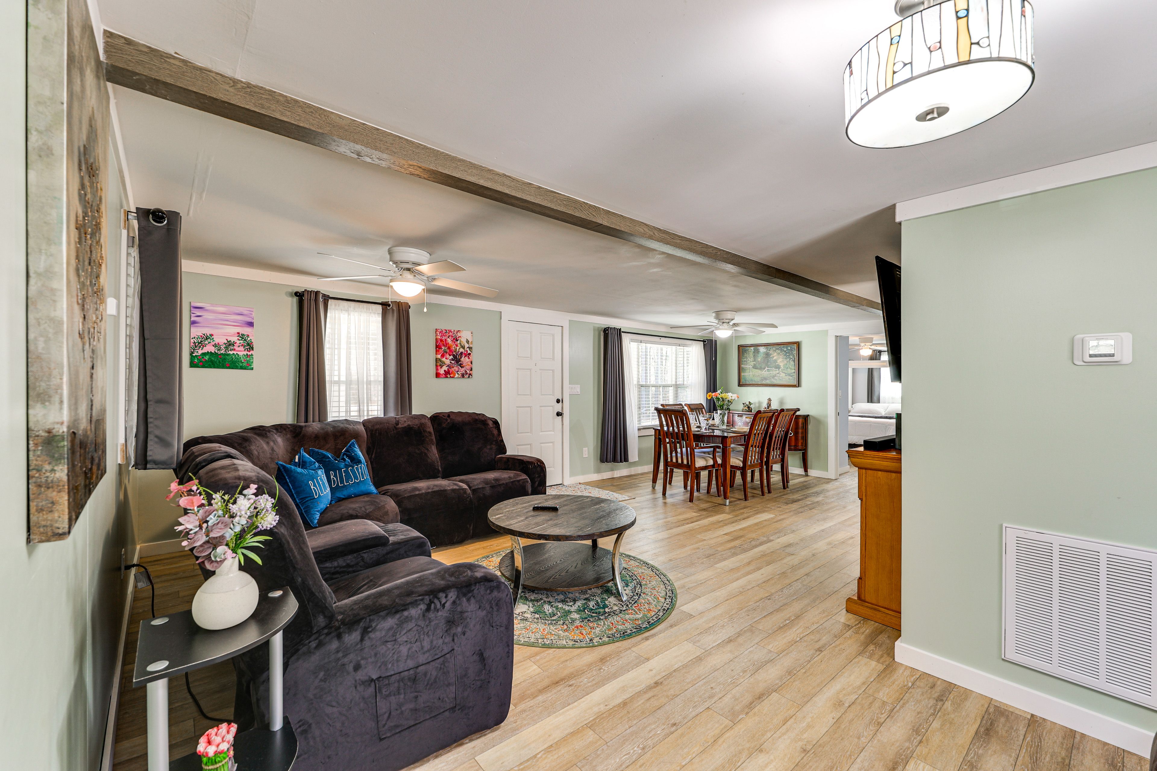 Living Room | Smart TV | Free WiFi | Electric Fireplace