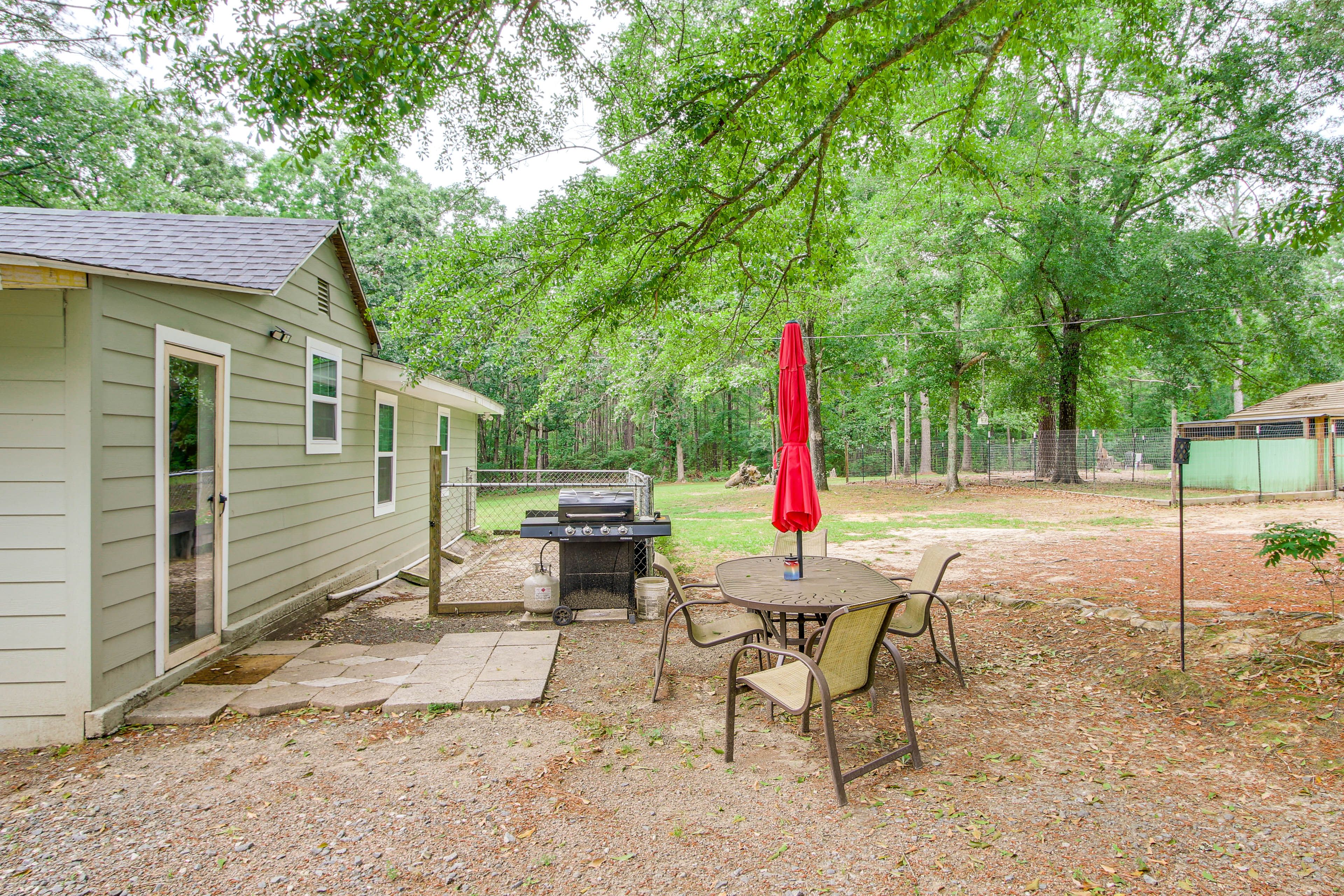 Patio & Yard | Self Check-In | 9 Mi to Hickory Knob Golf Course