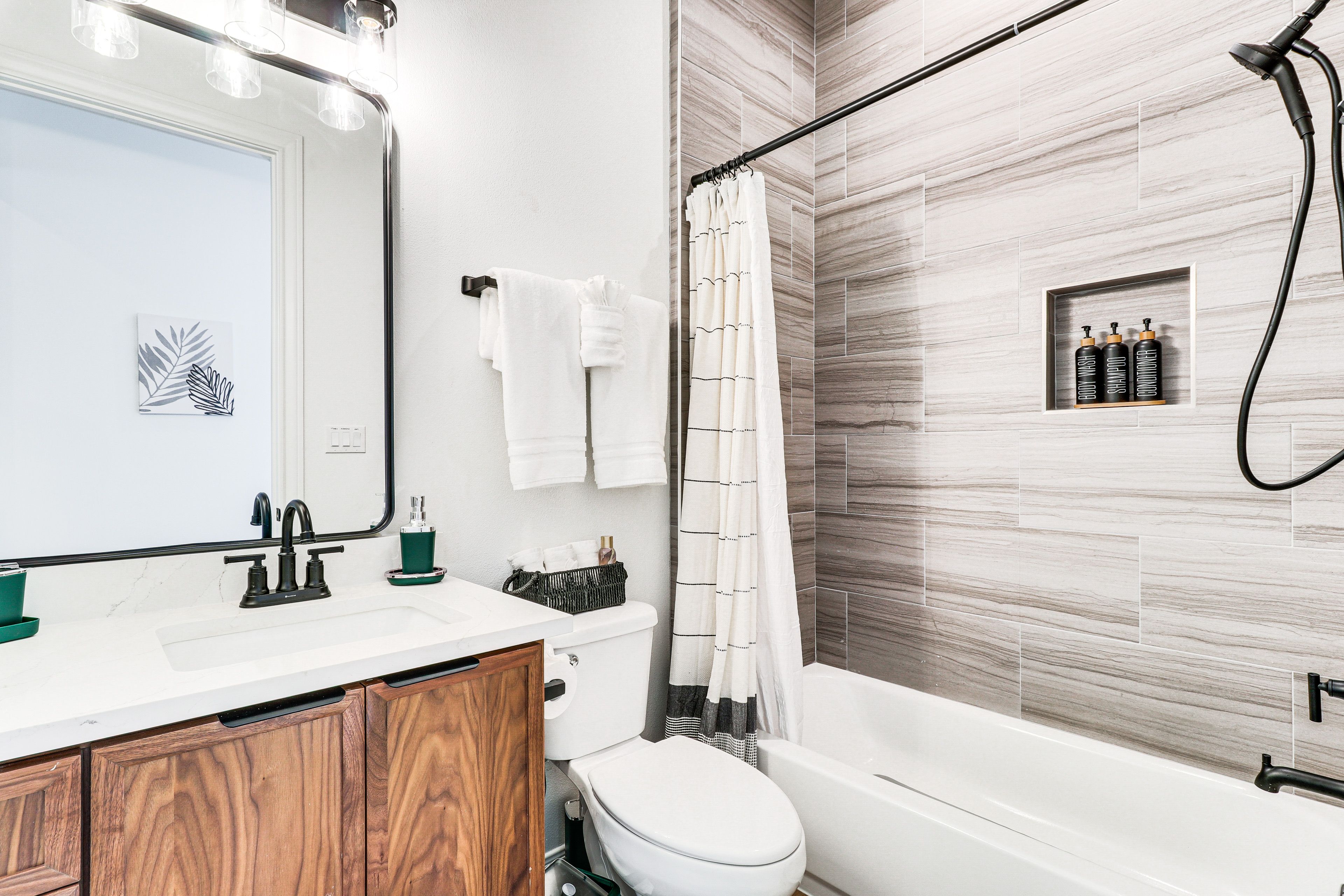 Full Bathroom | Towels Provided