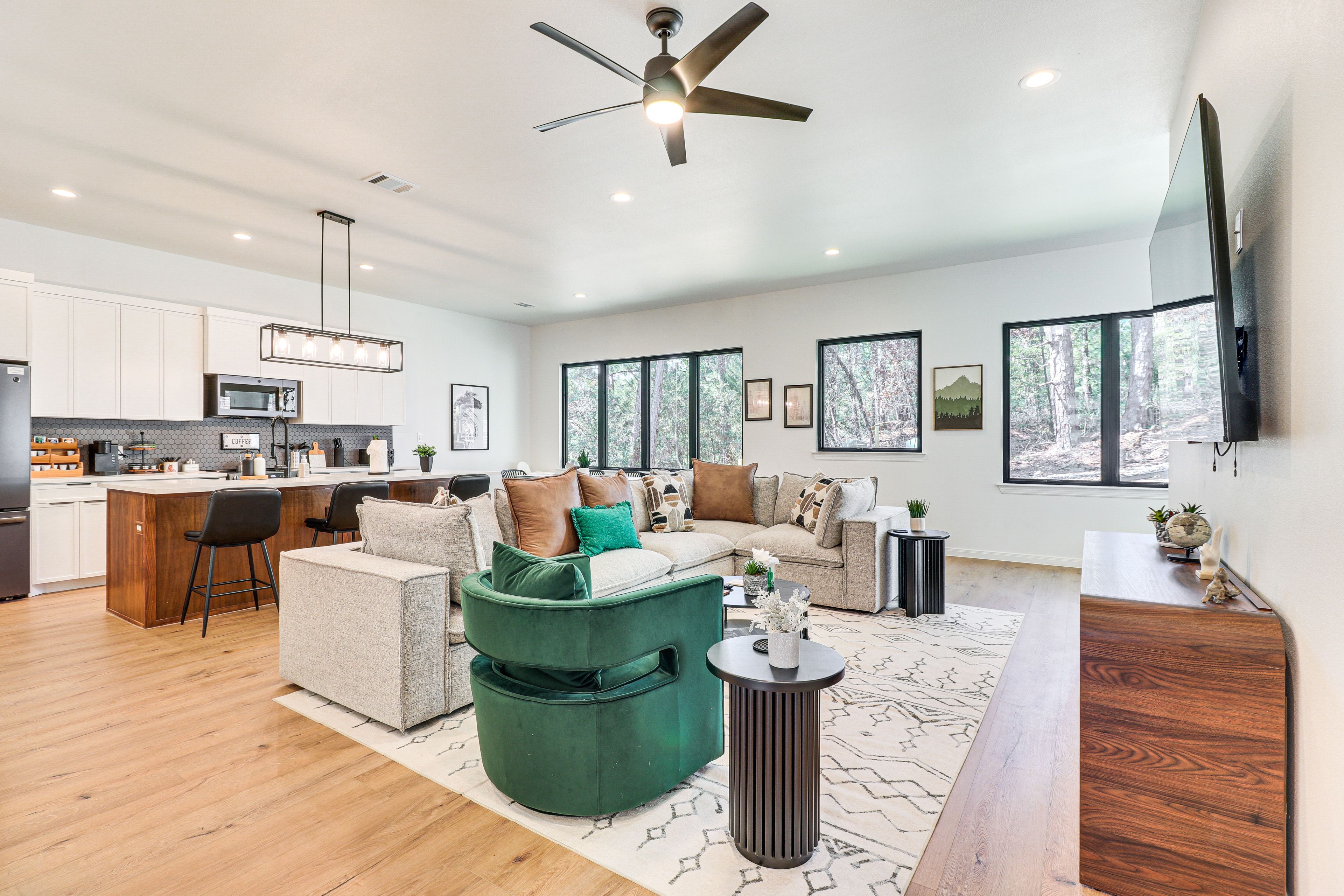 Living Room | Smart TV | Free WiFi | Central A/C & Heat