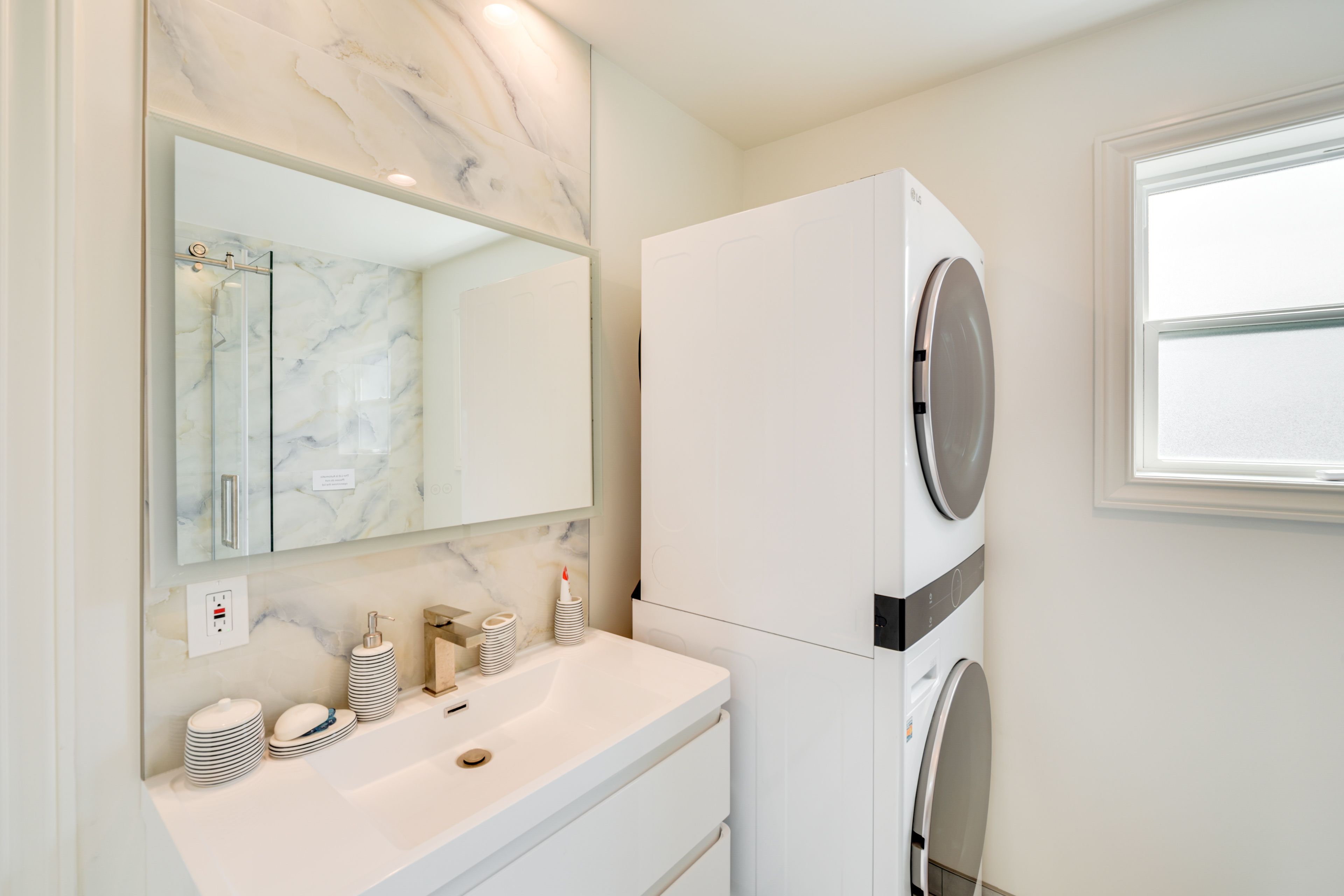 Full Bathroom | Towels Provided | Shower | Washer/Dryer | 2nd Floor