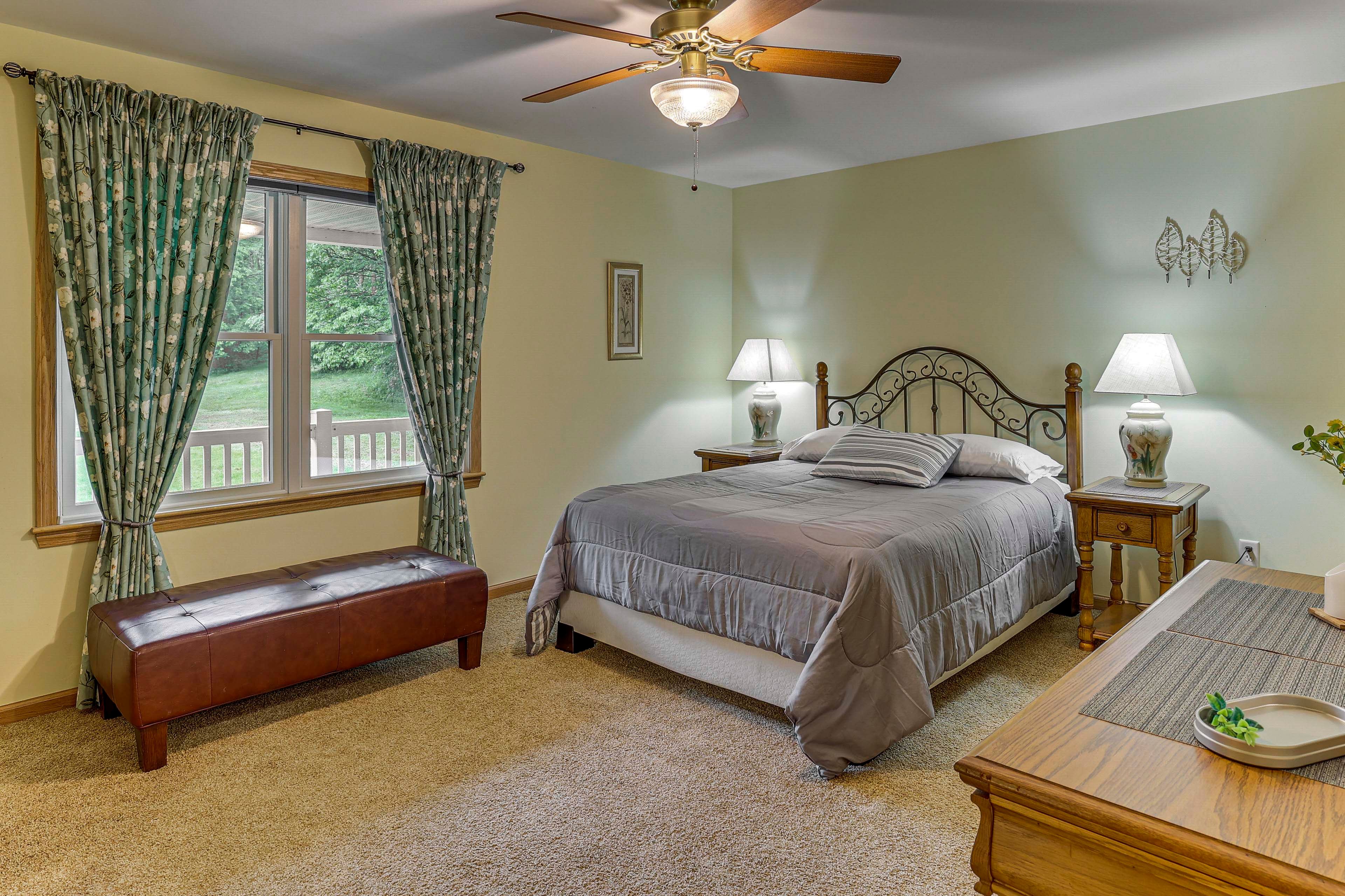 Bedroom 1 | Queen Bed | 1st Floor | En-Suite Bathroom